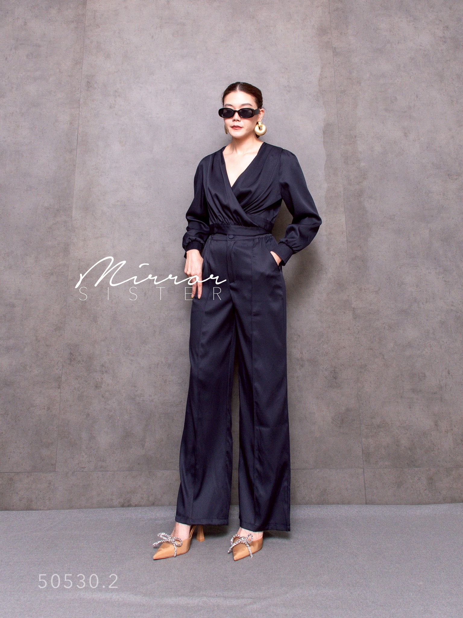 Mirrorsister’s Wrap Luxe Power Set•• เซ็ตเสื้อและกางเกงขายาว ที่ผสมผสานความเฟมินีนและความมั่นใจในลุคเดียว • เสื้อทรงคอปาดไขว้ (wrap) ช่วยเก็บทรงและเพิ่มเสน่ห์อย่างมีระดับ