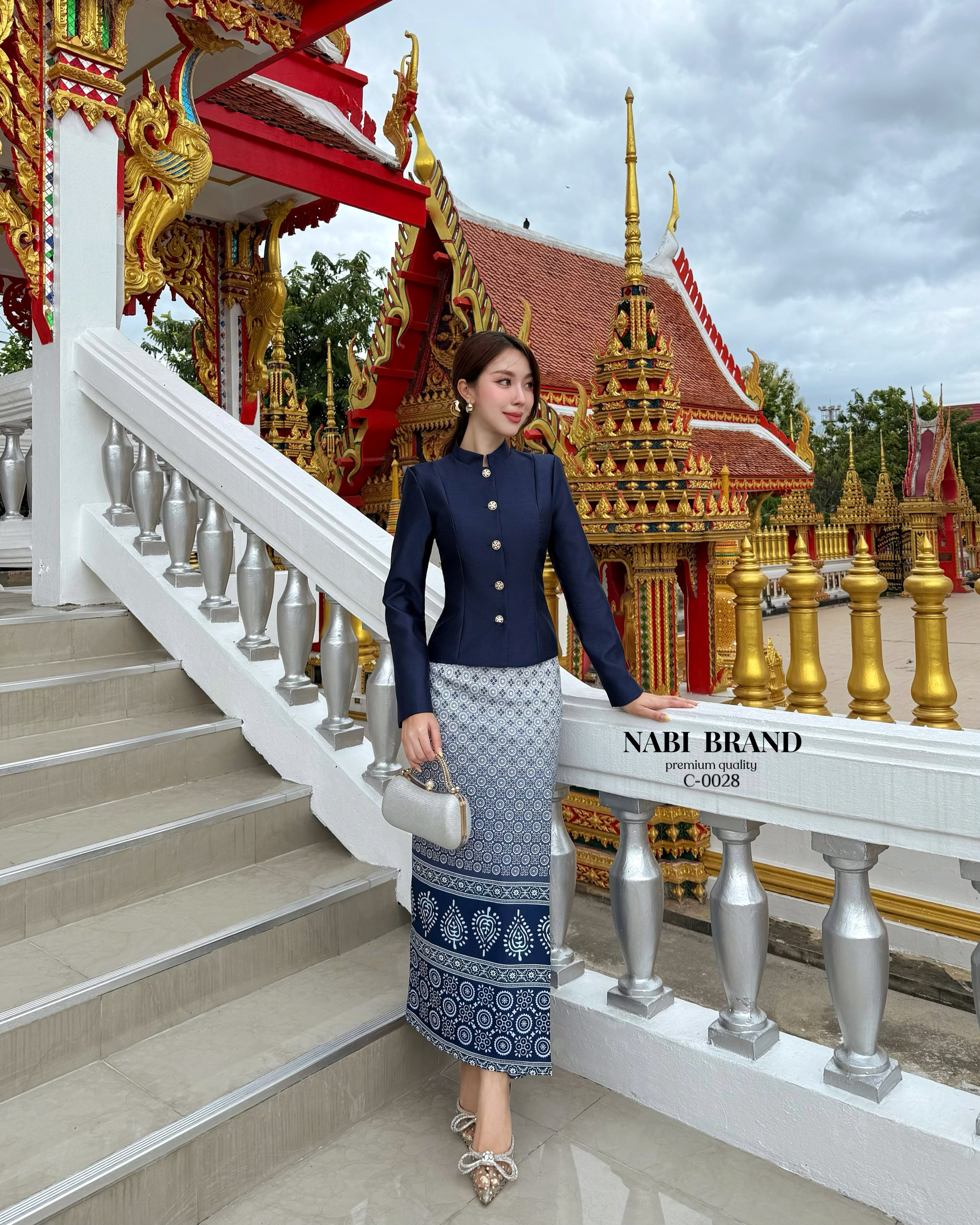 ชุดเซ็ตเสื้อแขนยาวสีกรม แต่งกระดุมด้านหน้า ดีไซน์สวยหรู มีฟองน้ำในตัว ผ้าอยู่ทรง มาคู่กระโปรงพิมพ์ลายสีกรมตัดขาว ผ้านุ่มนวลใส่สบายมากๆ ผ่าด้านหลังเพื่อเดินสะดวก งานซิปหลังทั้งคู่ สวมใส่ง่าย สามารถ ใส่ออกงาน ใส่ไปวัด งานมงคล ได้เลยค่ะ ห้ามพลาดนะคะ สวยหรูสม