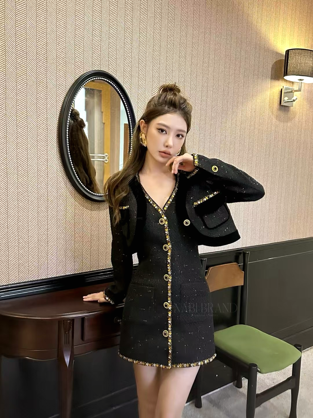 Set 2 ชิ้น เสื้อสูทคลุม มาคู่กับ เดรสคล้องคอเปิดหลัง ผ้าทวิตหนาอย่างดี งานขึ้นห้าง มีช่องกระเป๋าใช้งานได้จริง เดรสมีฟองน้ำ ทั้งชุดมีซับในมาให้ ชุดเดรสงานกระดุมหน้า ชุดนี้ดีเทลจึ้งๆมากค่ะ จะใส่แค่เดรส หรือสวมเสื้อคลุมไปด้วย ก็หรูเลิศคุณภาพคุ้มเกินราคา ห้าม