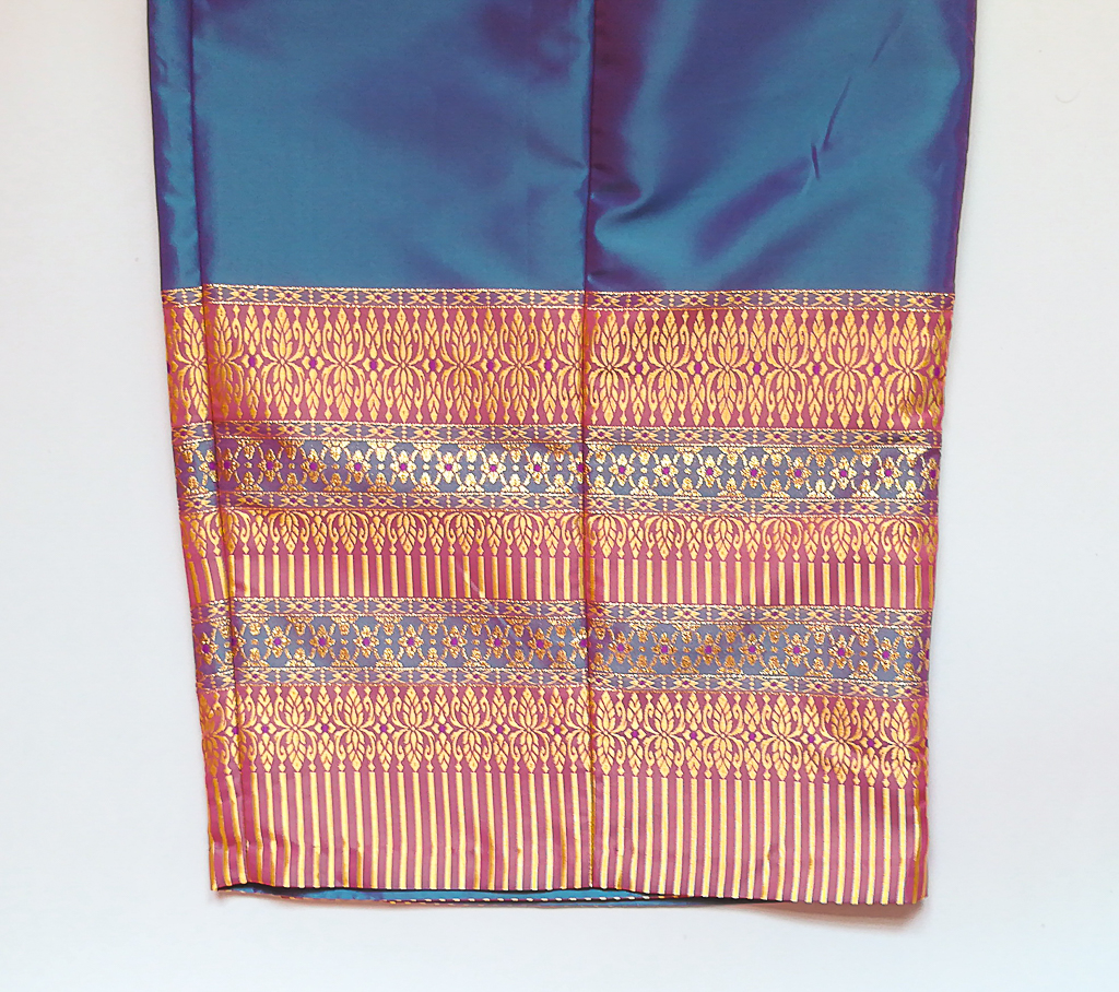 ผ้าถุงไหมสำเร็จรูป (สีน้ำเงินอมม่วง) งานตัดเย็บประณีต อัดผ้ากาวตามสีของผ้าถุง เนื้องานดีเกรด A (รอบเอว 28 นิ้ว)