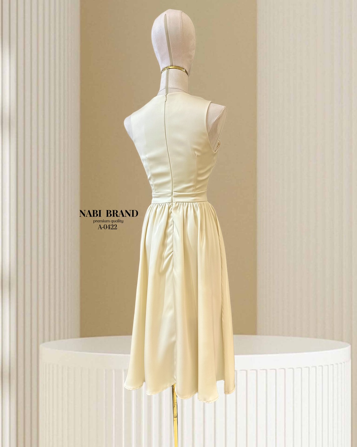 มินิเดรสสีครีมแขนกุด ทรงไขว้หน้าปิดอก แต่งเพิ่มด้วยปลายเดรสพริ้วๆด้านหลัง สะบัดได้เลิศๆ ชุดมีฟองน้ำและซับใน งานซิบหลัง มีช่องกระเป๋าข้าง ผ้าเงาสวย ผ้าดี สวยสมมงสุดๆค่ะ❤️🔥 #NABIBRAND #งานป้ายnabi #เดรสเรียบหรู #มินิเดรส #partydress #sexydres