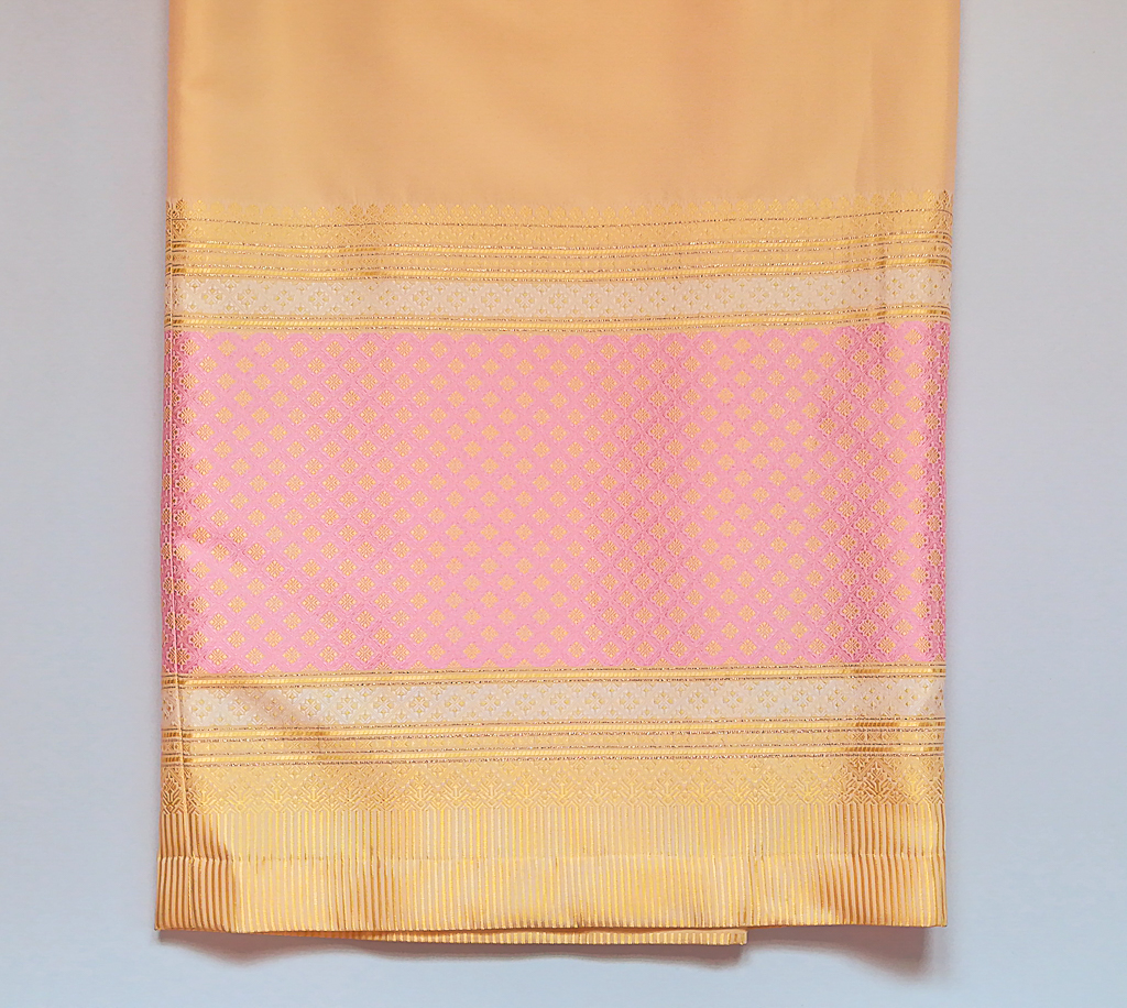 ผ้าถุงไหมสำเร็จรูป (สีครีม) งานตัดเย็บประณีต อัดผ้ากาวตามสีของผ้าถุง เนื้องานดีเกรด A (รอบเอว 32 นิ้ว)