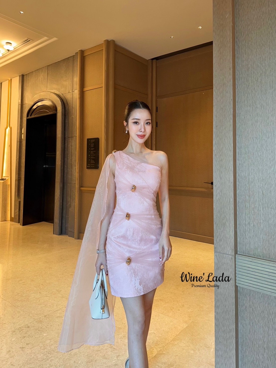 Dress . มินิเดรส เดรสสั้นปาดไหล่ ไหล่แต่งผ้าชีทรูยาว ใช้ผ้าสองชั้น มีอะไหล่ทองแต่งด้านหน้า เพิ่มความลัคซู งานสวย ผ้าดี ทรงสวย งานจริงสวยมากค่ะ ใส่แล้วผอมเพียว เนื้อผ้าใส่สบาย เดรสเป็นซิปข้างซับในทั้งตัว ใครได้ลองแล้วจะหลงรักค่าา รับรองคุ้มเว่อร์ งานสวยมาก