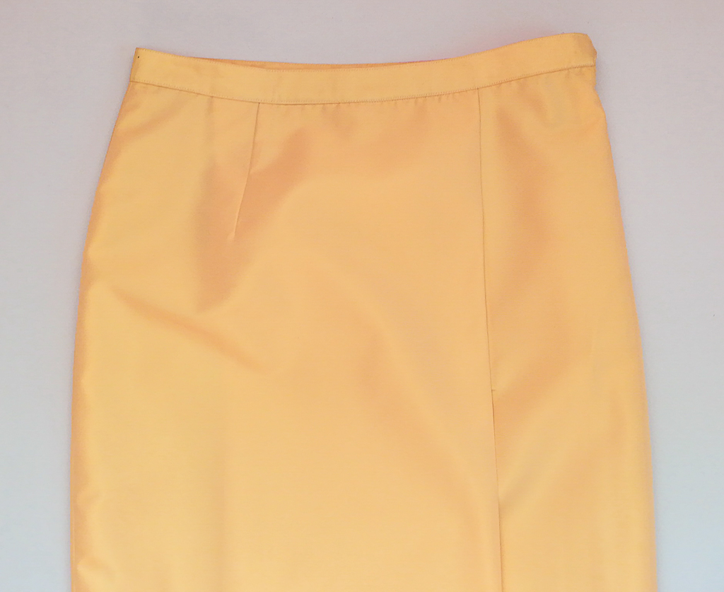 ผ้าถุงไหมสำเร็จรูป (สีครีม) งานตัดเย็บประณีต อัดผ้ากาวตามสีของผ้าถุง เนื้องานดีเกรด A (รอบเอว 32 นิ้ว)