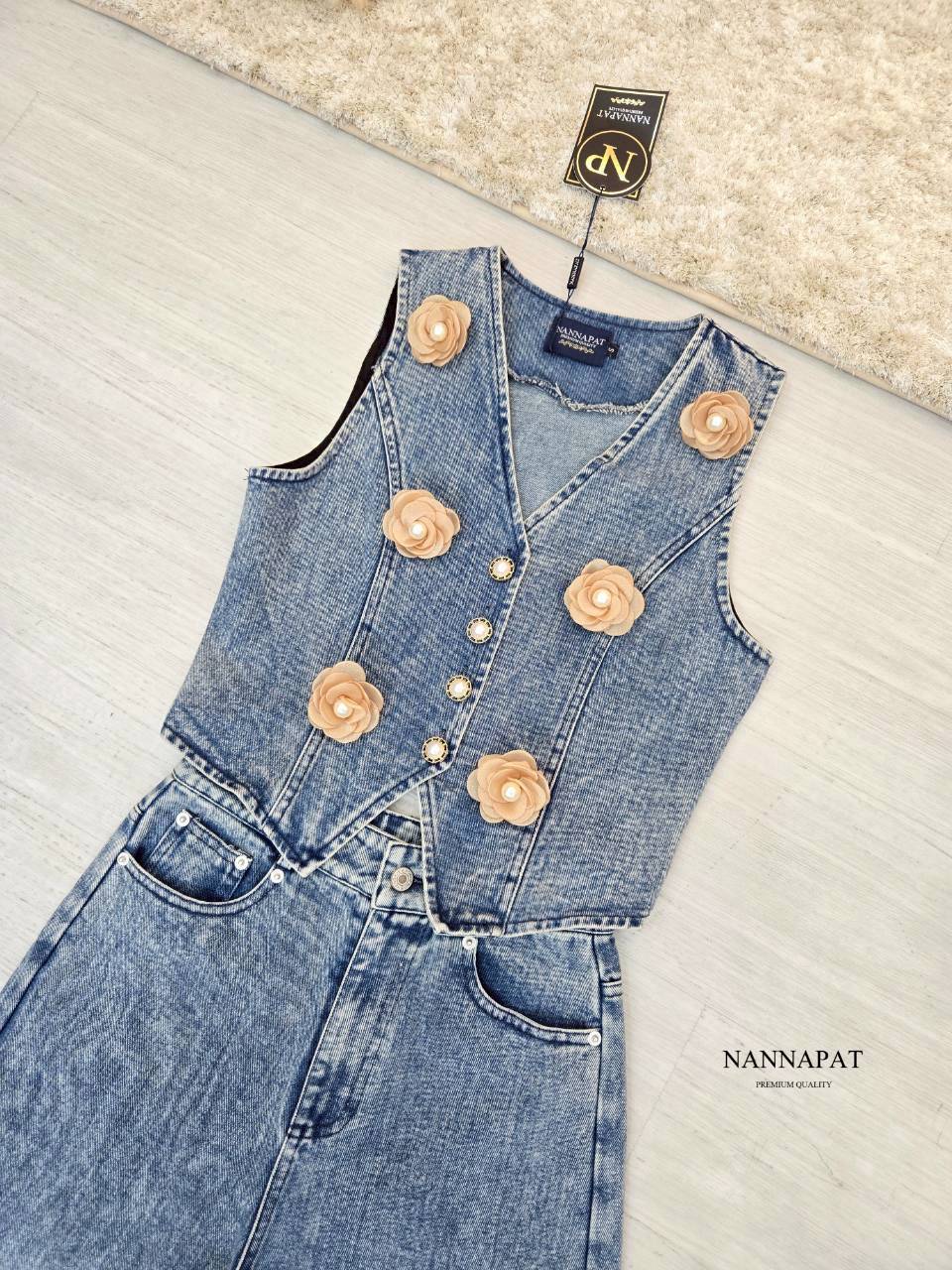 เซ็ทนี้สวยทั้งเสื้อ ทั้งกางเกง ผ้ายีนส์คือที่สุดแล้วค่าา ต้องได้สัมผัสแล้วจะรู้ ชอบความแต่งดอกไม้ของเสื้อ ทำให้ดูมีอะไรมากขึ้น ดูลัคชูมากขึ้น ตัวดอกไม้ถอดได้นะคะ แล้วดูทรงกางเกง คือสวยมาก สวยตาแตก ใส่ไปไหน ใครก็ต้องเหลียว สาวสายยีนส์ ไม่ได้ชุดนี้คือพลาดมา