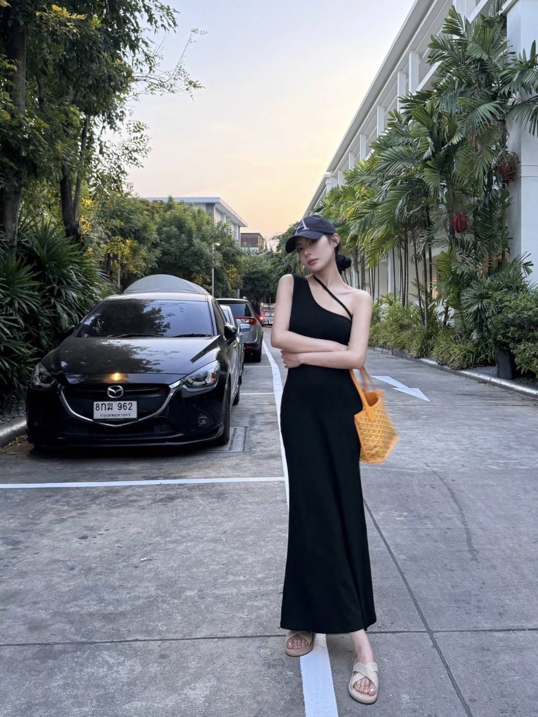 เดรสยาวสายเดี่ยวปาดไหล่ ผ้าถักยืดอย่างดี ใส่เข้ารูปสวย