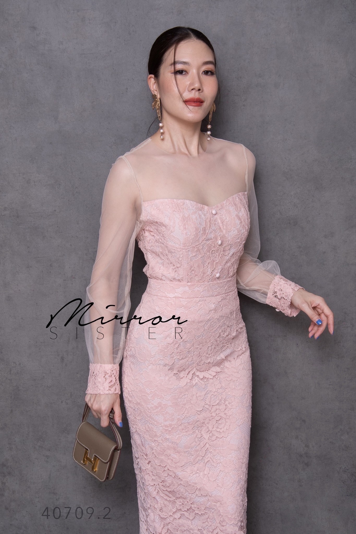 เซ็ทลูกไม้เสื้อคู่กระโปรงทรงสอบสวยเก๋ สวยเริ่ดทุกevent ใส่แล้วดูผอมเพรียว ช่วงบนเป็นเสื้อลูกไม้ตัวสวยเก๋ แต่งซีทรูช่วงอกไปจนถึงแขน ช่วงตัวเป็นลูกไม้ทรงอกเว้า สวยแซ่บ ช่วงล่างเป็นกระโปรงเอวสูงทรงสอบ