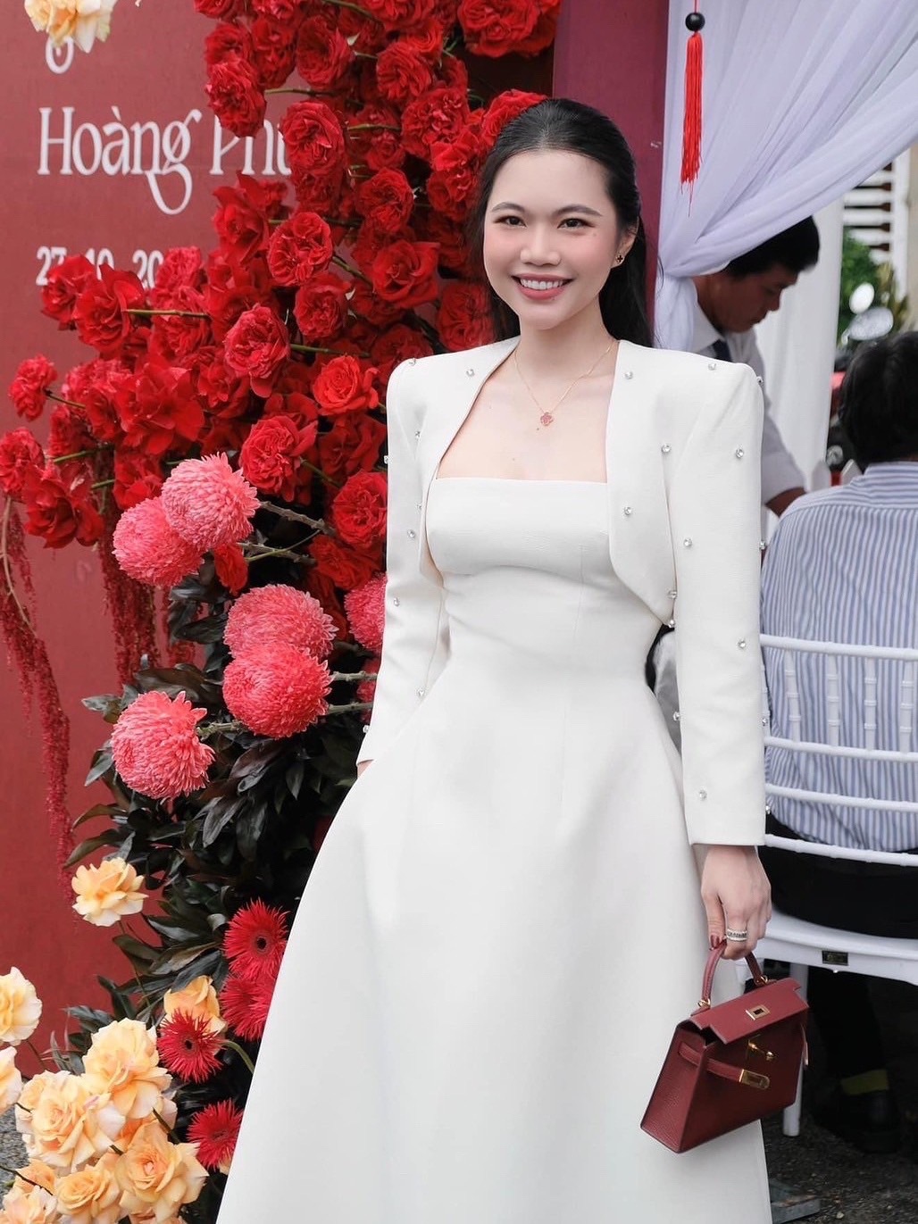 เซ็ตเสื้อสายเดี่ยวตัวยาวสีขาวมาคู่กับเสื้อคลุมตัวสั้นปักเพชร พูดเลยว่าเซ็ตนี้ คุ้มมากๆค่า ใส่เข้าเซ็ตคือดีมากค่าใส่vacayถ่ายรูปกับแก๊งค์เพื่อนๆไม่มีผิดหวังเลยค่า ห้ามพลาดเลยน้าตัวนี้