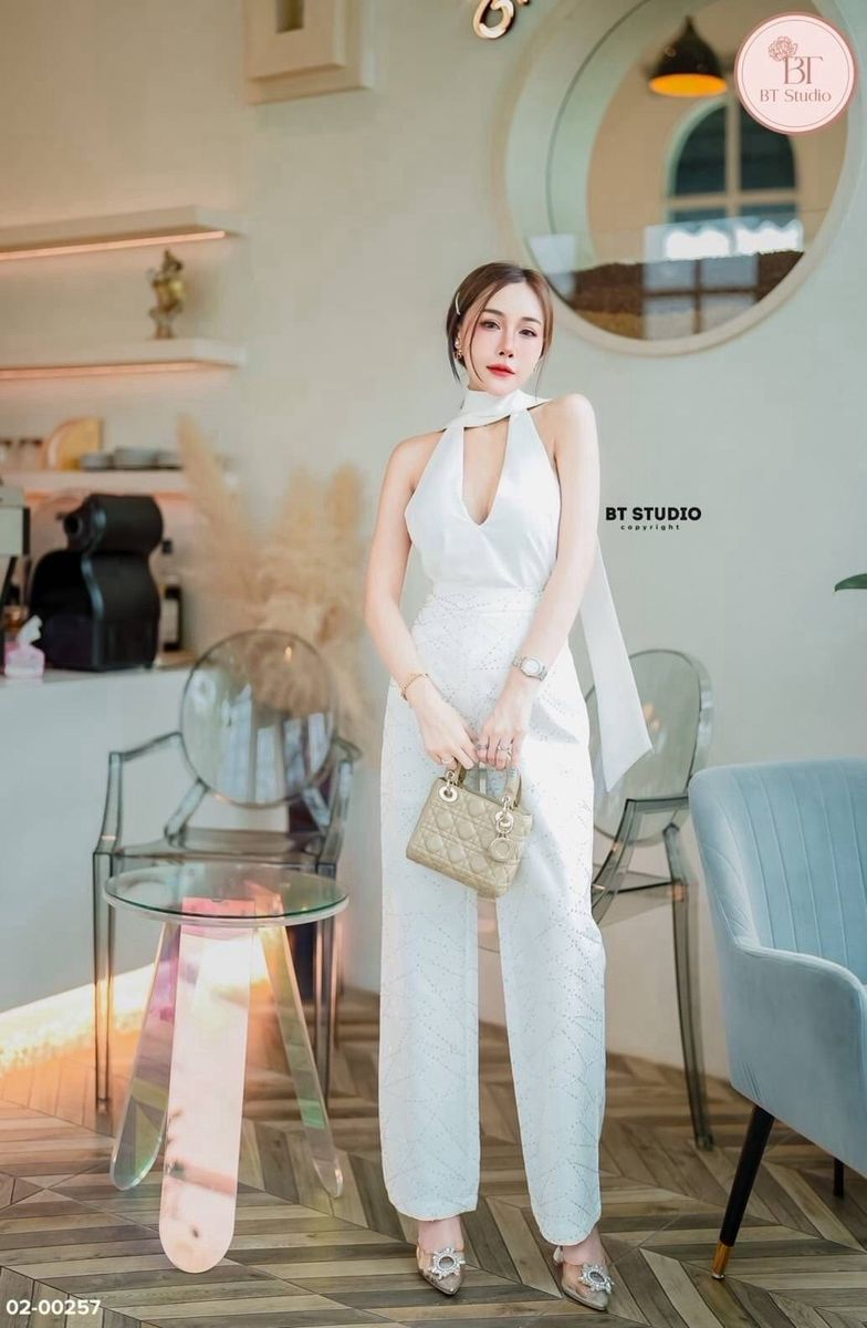 TAG : BT studio DETAIL : ชุดเซท 2 ชิ้น เสื้อแขนกุดไขว้รอบคอพาดไปด้านหลังเว้าหลังโชว์แผ่นหลัง อกเสริมฟองน้ำ แมทซ์กับกางเกงขายาวเนื้อผ้าแต่งลายสีเงินในตัว