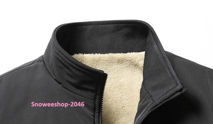 เสื้อแจ็คเก็ตผู้ชายที่ “เอาอยู่” ทุกสภาพอากาศหนาว บุกำมะหยี่หนา อุ่นได้จริง แต่ยังคงความเท่ไม่ทิ้งสไตล์ ผ้าฝ้ายกันน้ำ กันลม กันหนาวติดลบ คอเสื้อทรงตั้ง เพิ่มลุคเท่ ดูแมนทุกมุม ใส่ได้ตั้งแต่ M ถึง 8XL (คนตัวใหญ่ก็ใส่ได้สบายๆ) มีให้เลือก 3 เฉดสีเข้มขรึม ใส่