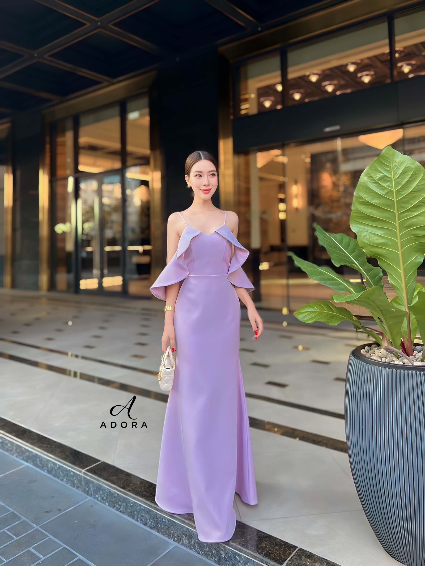 เดรสยาวดีไซน์สายเดี่ยว แต่งระบายช่วงแขน ตัวเดรสใช้ผ้าเนื้อผ้าเกรดพรีเมี่ยมทั้งชุด ดีไซน์กระโปรงทรงหางปลา งานมีซับใน ซิปหลัง ลุคนี้ตอบโจทย์สาวๆที่ชอบความเรียบหรูดูโก้