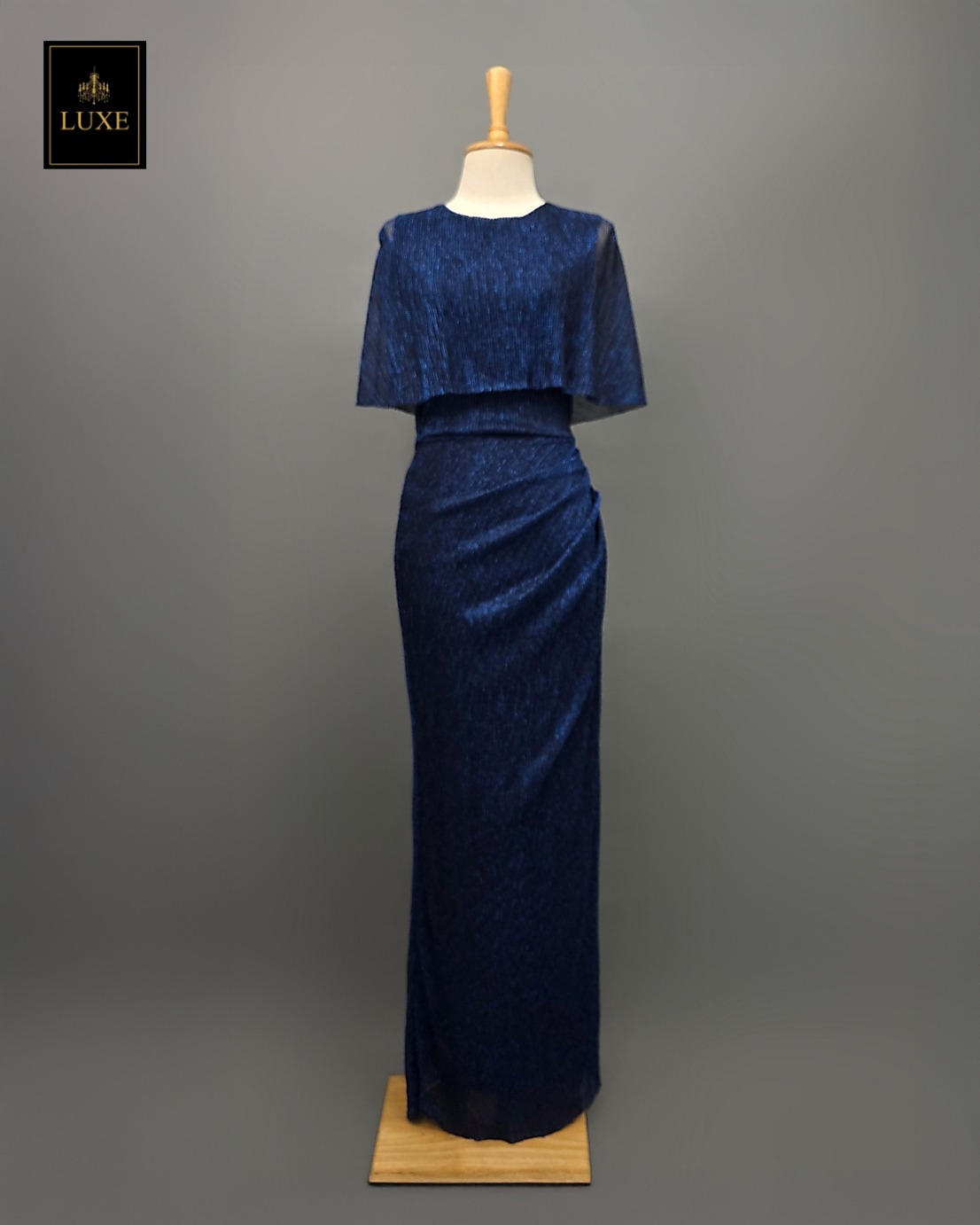 Label : LUXE ☑️ เดรสเสื้อคอกลมแขนกุด ดีเทลเป็นเสื้อคลุมไหล่ในตัว กระโปรงทรงสอบจับเดรป ☑️ ทำจากผ้าราเม่อัดพลีท ผสมดิ้นเมทัลลิค มีประกายเล่นแสงสวย ผ้านุ่มยืดหยุ่น คัตติ้งประณีต ☑️ มีซิปซ่อนและซับในเต็มตัวค่ะ