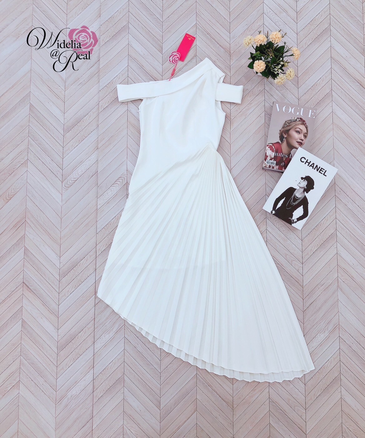 Dress เดรสตัวยาว ปาดไหล่ กระโปรงปลายเฉียง เนื้อผ้าเรียบ สีพื้น ซิปข้าง ผ้าอัดพลีท ผ้าอย่างดี มีน้ำหนัก ไม่บาง งานคัตติ้งเนี๊ยบ ทรงสวยเป๊ะมาก รับรองใส่ออกมาไม่ผิดหวังการันตีให้เลย บอกเลยห้ามพลาดเด็ดขาด