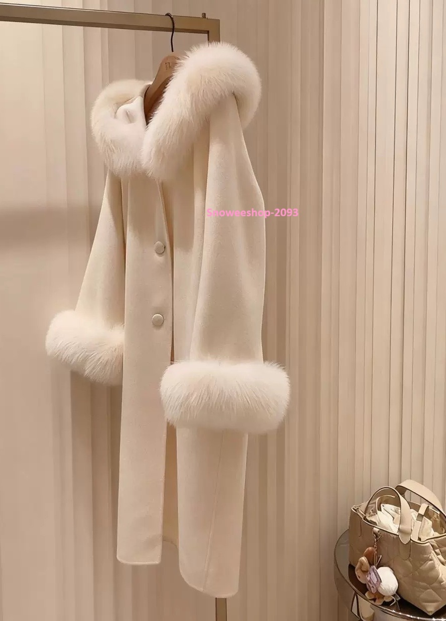 ผ้านุ่มนิ่มมาก ใส่สบายไม่คัน โค้ทขนเฟอร์ตัวนี้คือ ของมันต้องมี สำหรับทริปหน้าหนาว ซับในหนา อบอุ่นจริง ใส่เที่ยวยุโรป เกาหลี ญี่ปุ่น เอาอยู่ มีให้เลือก 4 สีแบบผู้ดีทุกสี