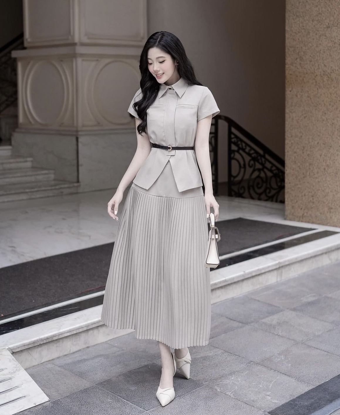 Detail :: เสื้อ+กระโปรง+เข็มขัด Setเสื้อคอปกโทนสีเทาสวยหรู(Gray tone) มีกระเป๋าใช้งานได้จริง ซับในอย่างดีทั้งตัว กระดุมหน้าใช้งานได้จริง เนื้อผ้าหนานิ่มอย่างดี สวมใส่สบาย ++มาพร้อม กระโปรงเนื้อผ้าและสีเดียวกัน ดีเทลจีบรอบตัว ซับในอย่างดี ซิปด้านข้าง ++ มา