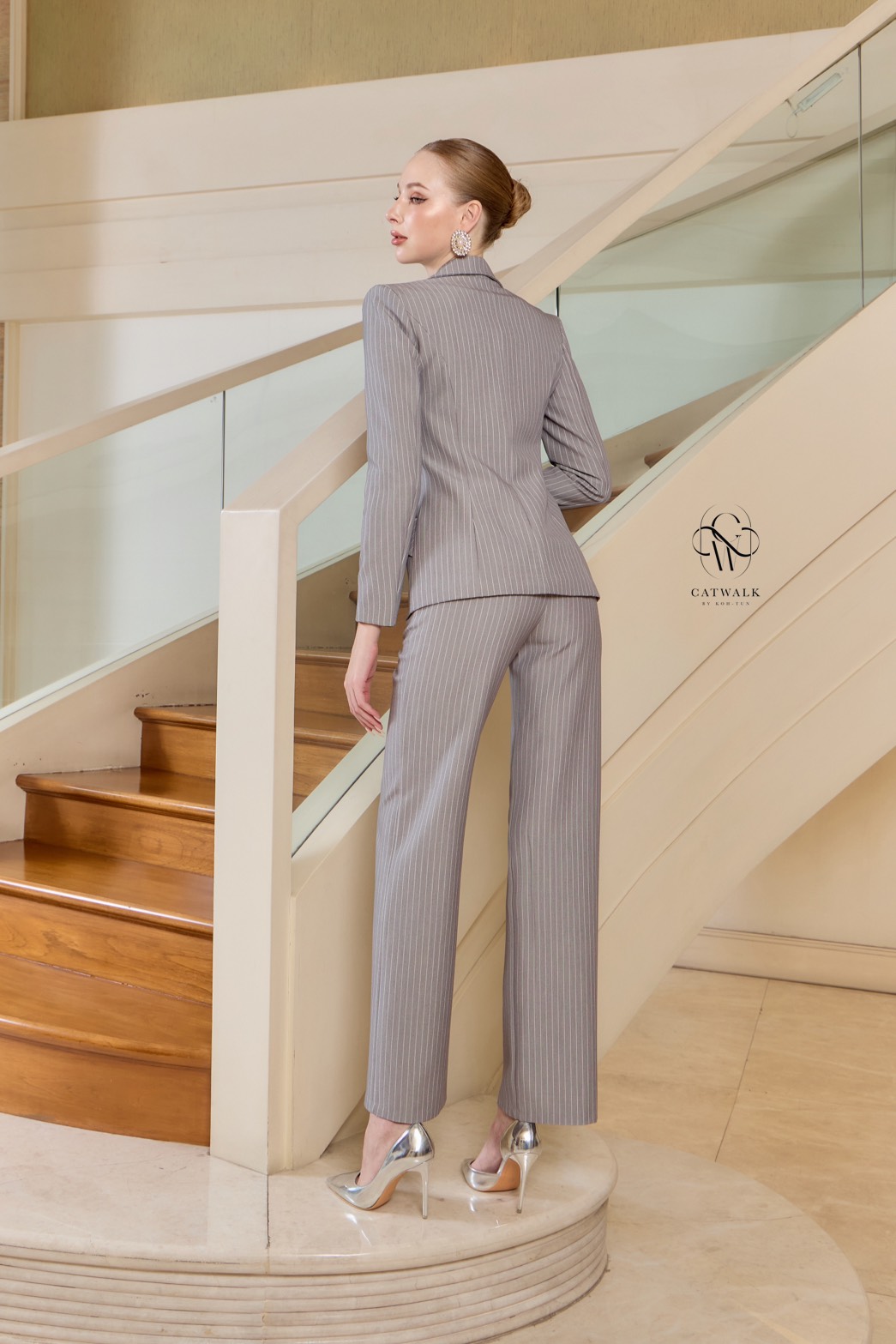 เซตสูทลายทาง+เข็มกลัดดอกไม้+กางเกงขายาวทรงสวย เนื้อผ้าเกรดเอ ทอลายในตัว ตัวสูทเป็นทรงเข้ารูป แต่งกระดุมด้านหน้า 6 เม็ด มีกระเป๋า 2 ข้างใช้งานได้จริง มีเข็มกลัดดอกไม้ สีดอกไม้จะเป็นสีตามลายเส้นของตัวชุด มาคู่กับกางเกงขายาวทรงสวย ใช้ผ้าเนื้อเดียวกับตัวสูท เ