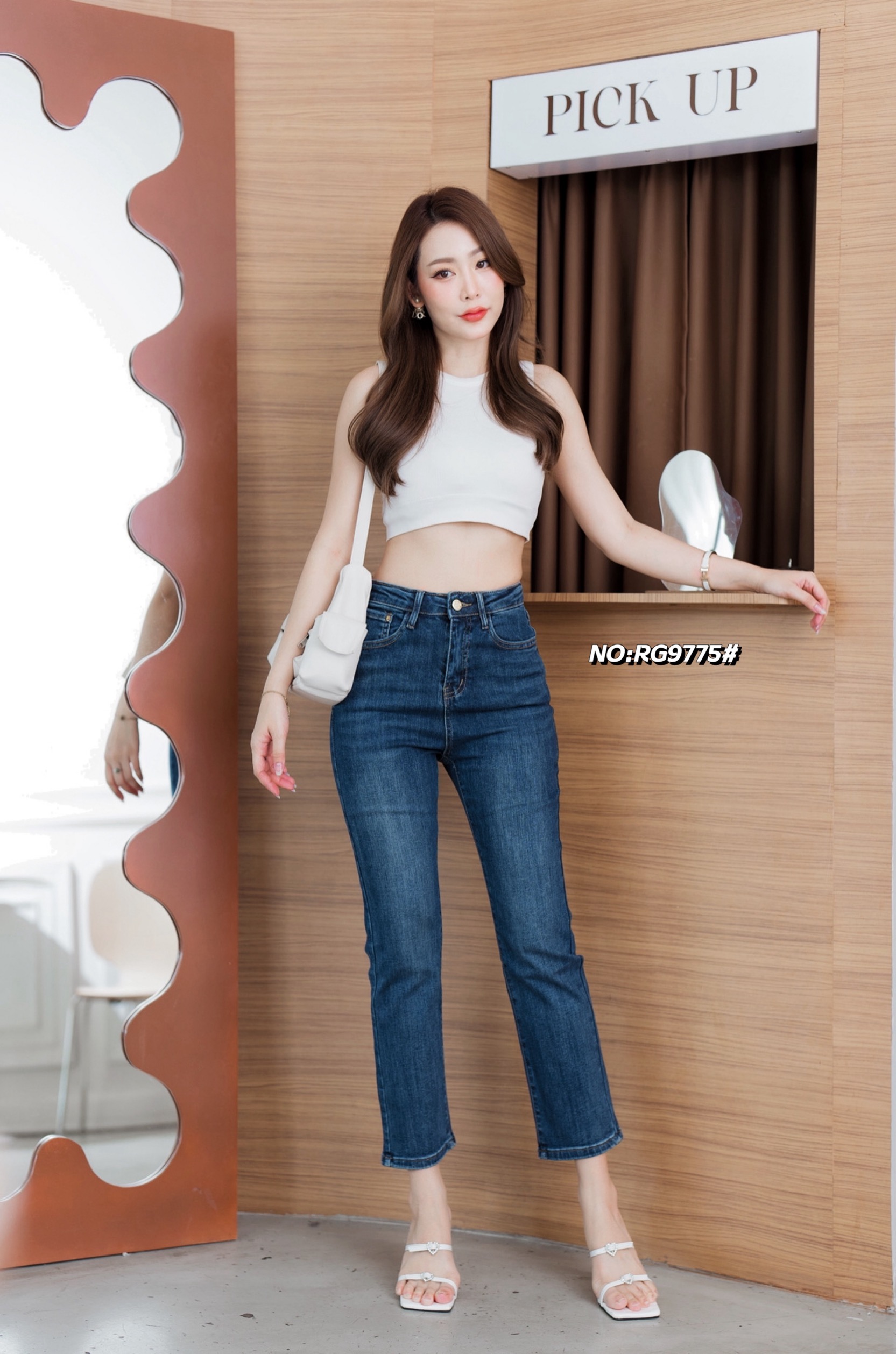 กางเกงยีนส์ทรงกระบอกเล็ก 8ส่วน เอวสูง ผ้ายีนส์ยืดเนื้อดีมาก ฟอกนิ่มมาก ใส่ชิคๆเกร๋ๆ ปลายขาตรงใส่สบายสุดๆ ไม่รัดรูป ใส่ง่ายดูเท่ห์มากคะ ทำทรงเรียบๆ ดีเทลโลโก้ กระเป๋าหลัง พร้อมด้วยป้ายสวยมาก ทรงนี้แมทช์ได้กับเสื้อหลายแบบนะคะ มีติดตู้ไว้สักตัว