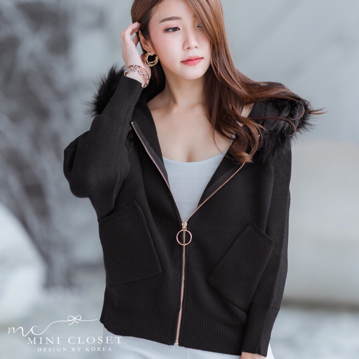 เสื้อกันหนาว ต้องมีติดซักตัว คือเฟอร์ถอดออกได้ ขนแน่นๆนุ่มๆมีฮู้ด เป๋าข้าง #บอกเลยห้ามพลาดค่ะ