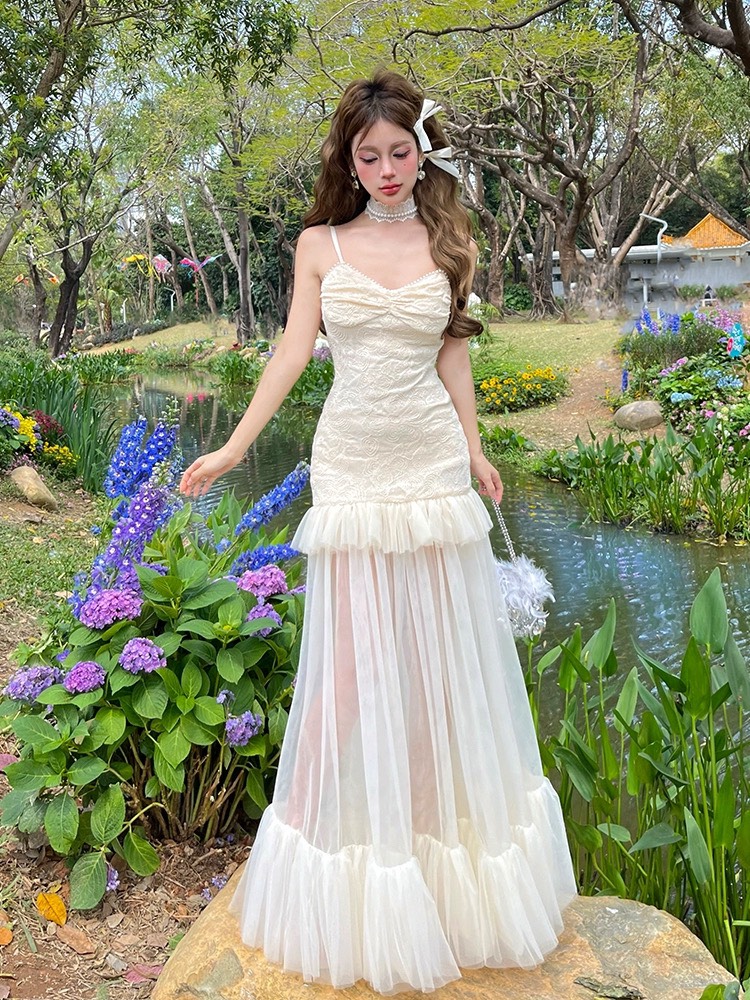 เดรสไหล่สายเดี่ยวสีครีมฉลุลายลูกไม้แต่งชายซีทรูลูกไม้อลังๆ ใส่vacayถ่ายรูปกับแก๊งค์เพื่อนๆไม่มีผิดหวังเลยค่า ห้ามพลาดเลยน้าตัวนี้