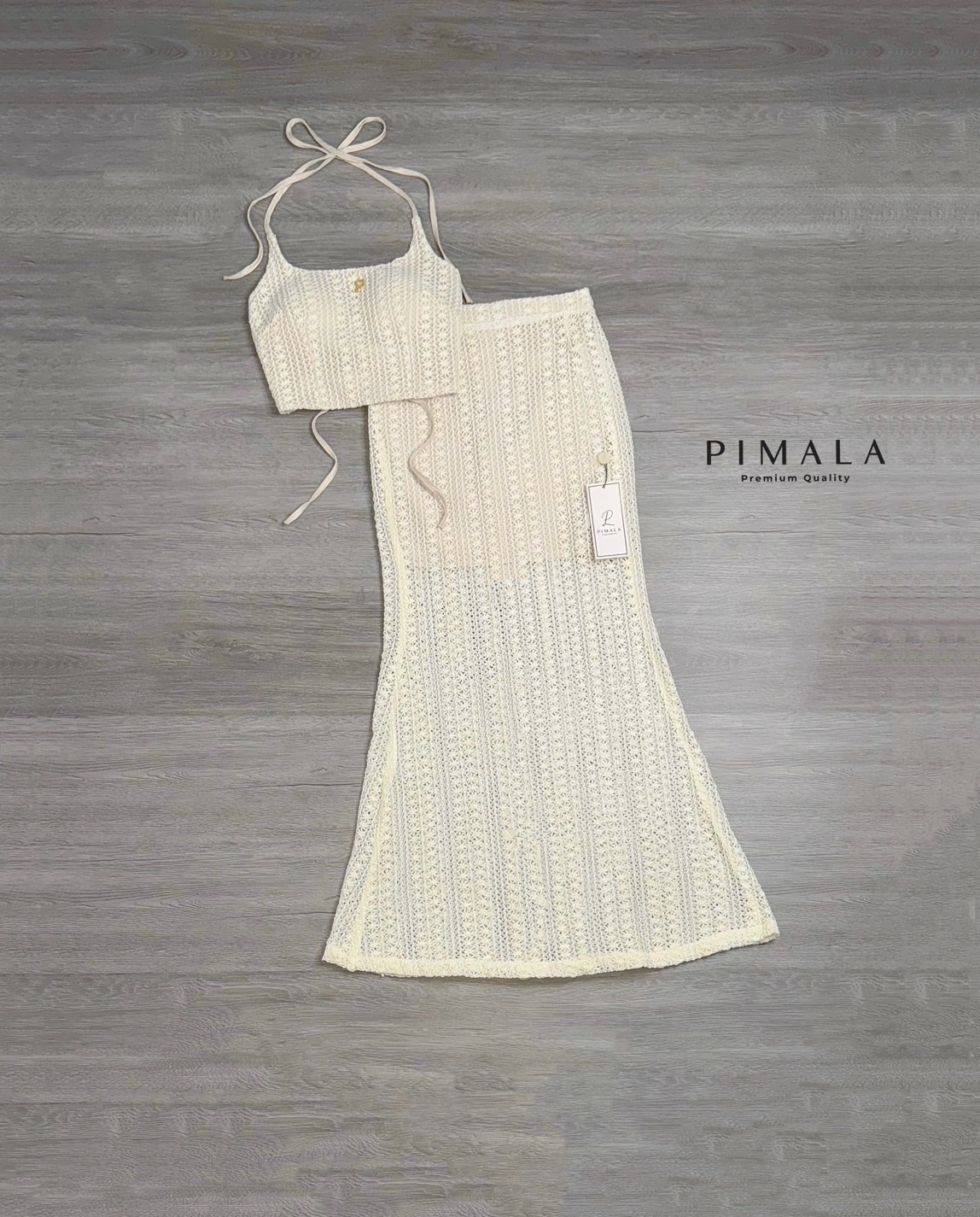 Pimala Brand☁️ เซ็ทไหมพรมสาวทะเลต้องไม่พลาด เสื้อสายเดี่ยวไหมพรมอย่างดีลายน่ารักดูแพงมาก มีอะไหล่อักษรสีทองเพิ่มคสามหรูแกรนด์ให้กับชุดสายถักผูกหลังปรับได้เลยน้า มีฟองน้ำอก มีซับใน มาคู่กับกระโปรงยาวไหมพรมลายน่ารักเข้าเซ็ทกันเลยค่า