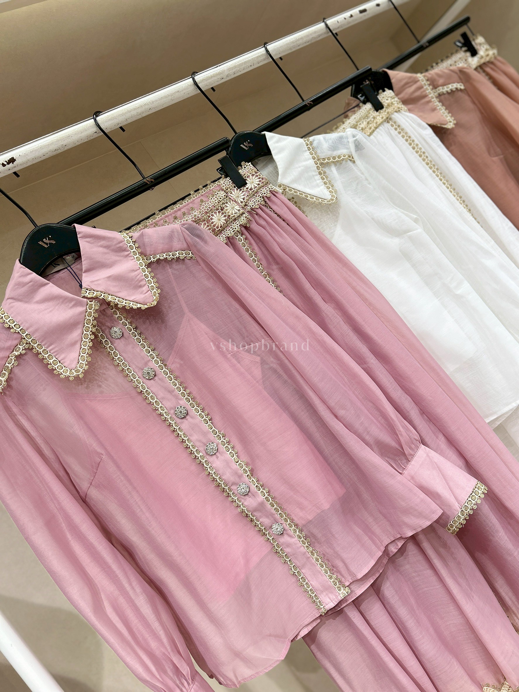 Set เสื้อเชิ้ตผ้าออเเกนซ่ากุ๊นขอบลูกไม้สีทอง+กระโปรงยาว+ซับใน