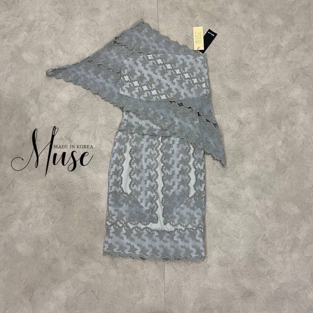 เซ็ตเสื้อลูกไม้ทรงสะพายไหล่ทรงเฉียง ใส่คู่กับกระโปรงเอวสูง ตัวผ้าเป็นผ้าลูกไม้อย่างดี บอกเลยว่าสวยแพงมากๆ