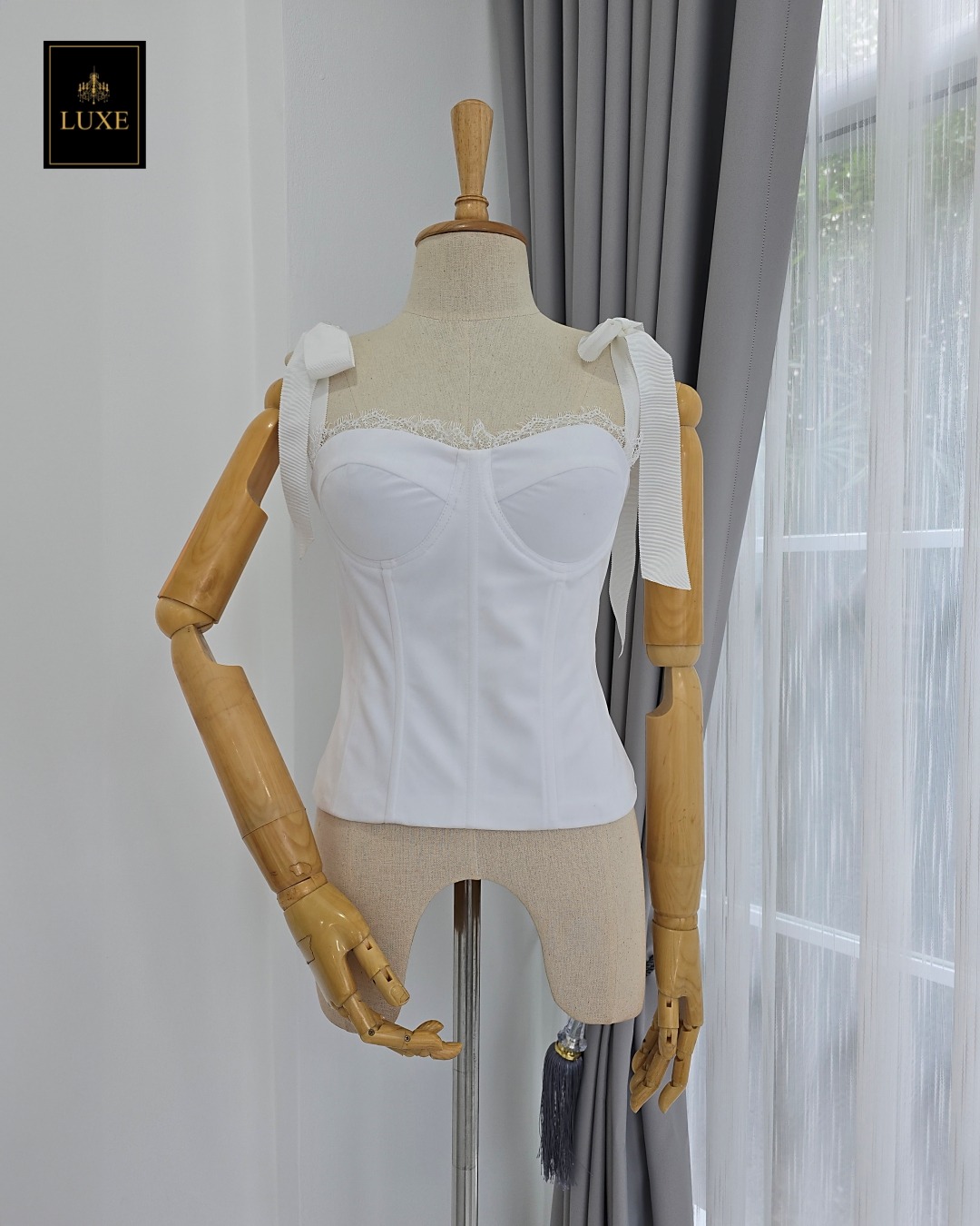 Label : LUXE ชุดเซ็ท เสื้อสายเดี่ยวสไตล์คอร์เซ็ตบรา ผ้ากำมะหยี่เนื้อนุ่มยืดหยุ่น มีโครงทั้งเก็บและดันทรงสวย แต่งลูกไม้ที่ตัวเสื้อ สายริบบิ้นผูกโบว์ที่ไหล่ปรับระดับได้ตามสรีระ คัตติ้งเนี้ยบ ด้านหลังมีซิปถอดได้ ช่วยให้สวมสะดวกค่ะ