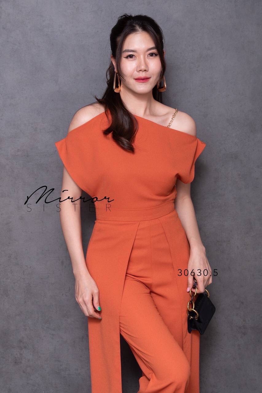 MiRRoRSiSTER’s SET oF WaCHaCha•• ชุดเซ็ทเสื้อกางเกง ทรงสวยเป๊ะปัง ด้วยดีเทลช่วงบน เป็นสายเดี่ยวโซ่ทอง แต่งปาดไหล่สโลปเก๋ไม่ซ้ำใคร ช่วงกางเกงทรงกระบอกแต่งตีเกร็ดตรงหน้าขา แต่งเลเยอร์2ข้าง เวลาเดินพริ้วมีmovementของเนื้อผ้า สวยดีงามเนื้อผ้าดีมาก ใส่เข้าSET
