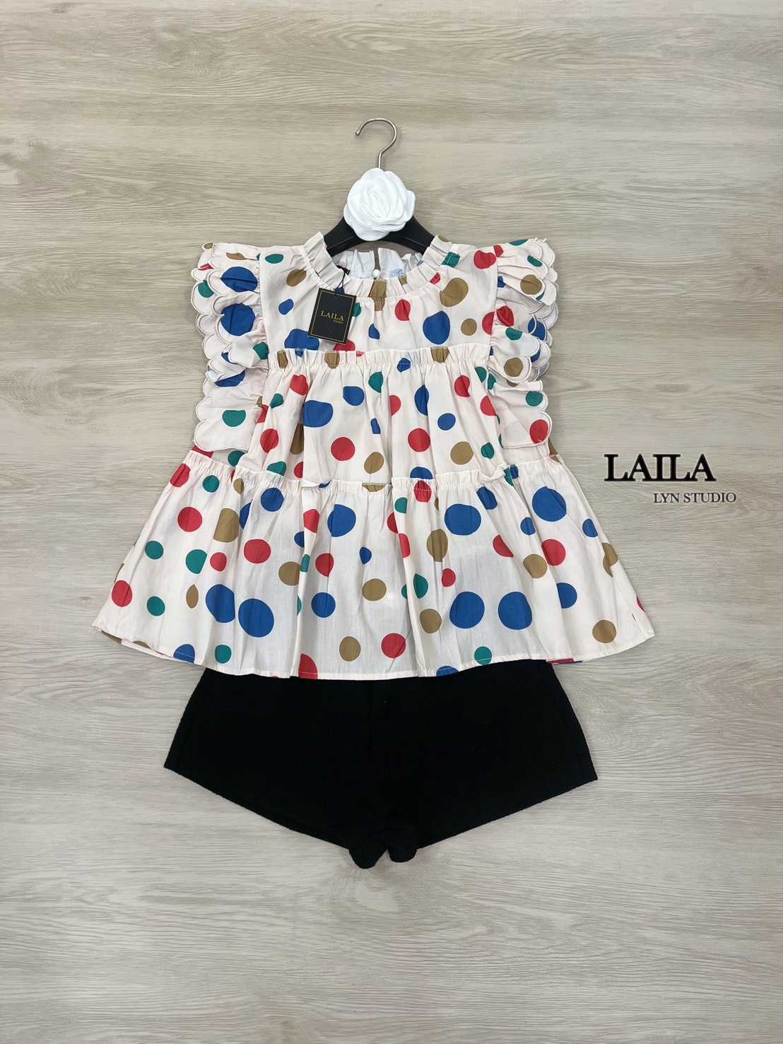 Tag : LAILA Detail: SET เสื้อ+กางเกง เสื้อแขนยาวทรงคอปีนแต่งระบายๆ งานแต่งกระดุมด้านหลัง ดีไซน์ช่วงแขนระบายฟูๆตัดเย็บอย่างดีช่วงปลายเสื้อแต่งทรงบานๆพริ้วๆสุดน่ารัก โทนสีออฟไวท์แต่งลายจุดสีสันสดใส มาพร้อมกางเกงทวิตขาสั้นสีดำใส่ง่ายเข้ารูปพอดี