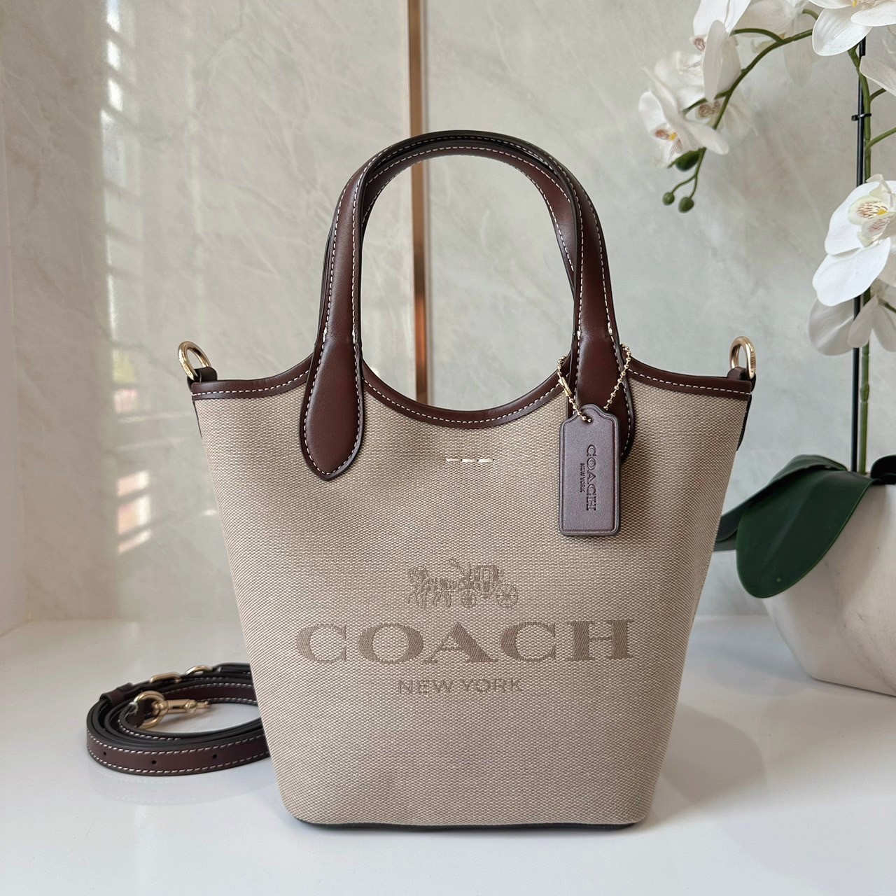 กระเป๋าสะพายไฮโซแบรนด์เนมโค้ชทรงโท้ทขนาด 8 นิ้วสีน้ำตาลครีม COACH HANNA BUCKET BAG (CR169))