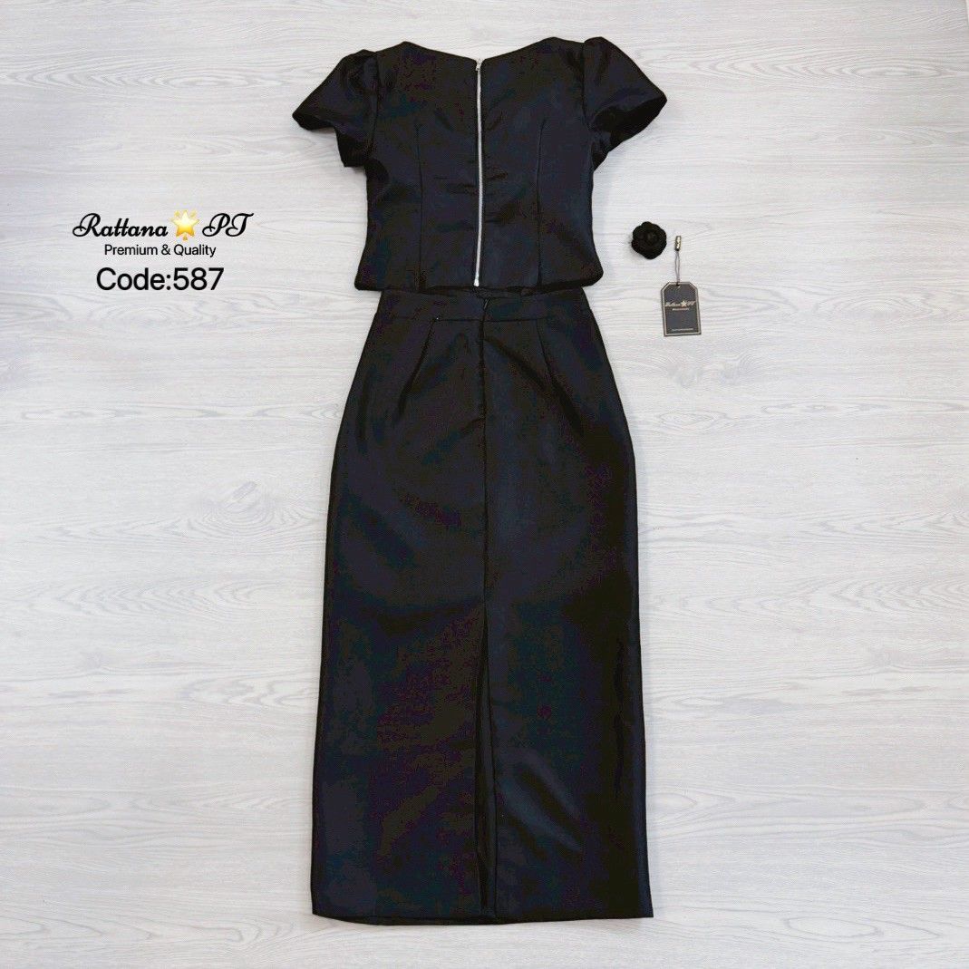TAG:Rattana🌟PT Code : 587 Detail :: ชุดเซต เรียบหรูดูแพง เนื้อผ้าดีมาก เสื้อแต่งกระดุมด้านหน้า มีเข็มกลัดดอกไม้ติดที่หน้าอก สามารถถอดออกได้ หน้าอกมีฟองน้ำ มีซับในทั้งชุด มีซิบด้านหลัง จะใส่ไปงานบุญ งานบวช งานแต่ง ชุดนี้เหมาะสมมาก หรอใส่ออกงาน ดูดี