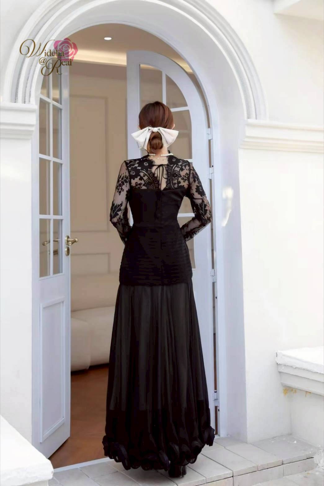 Maxi Dressแขนยาวแต่งด้วยผ้าลูกไม้สืดำเนื้อผ้าอย่างดีเคสติ้งเนี๊ยบตรงอกประดับด้วยโบว์ใหญ่ไฮโซมากแม๊ขอแนะนำเลย รับรองใส่ออกมาไม่ผิดหวัง บอกเลยห้ามพลาดเด็ดขาดงานดีงานสวยจริงต้อง Widelia @ Real