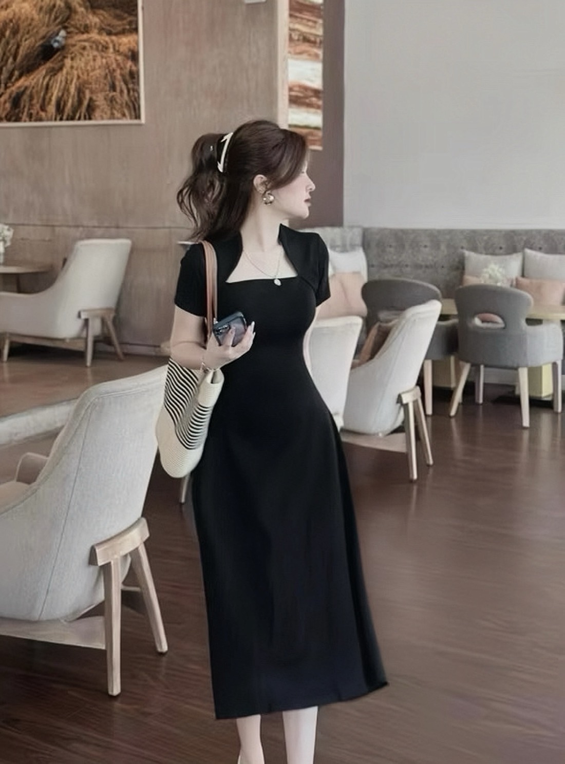 Black Elegant Dress 🖤 เดรสเรียบหรูดูแพง ดีไซน์คอปิด แขนสั้น เข้ารูปช่วงอกและเอว ( เสริมฟองน้ำและซิปหลังซ่อนอย่างดี ) ช่วยขับทรงให้ดูเพรียวสวย กระโปรงทรงตรงดูสุภาพแต่ยังคงความแฟชั่น ใส่ไปทำงานหรือออกงานได้หมด เนื้อผ้าดี แพทเทิร์นเป๊ะ เริ่ดสุดๆค่า