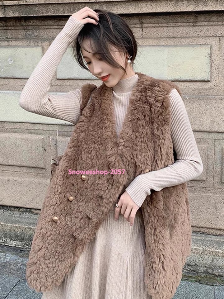 หนาวนี้ขอความเก๋แบบไม่ธรรมดา เสื้อกั๊กขนแกะสุดชิค ใส่แล้วดูแพง อุ่นกำลังดี ไม่เทอะทะ คลุมง่าย แมทช์กับอะไรก็สวย มี 2 เฉดสีสุดคลาสสิค ใส่ไปเที่ยวเมืองหนาวก็ดูมีสไตล์ ใส่ในเมืองก็เก๋ไม่แพ้กัน