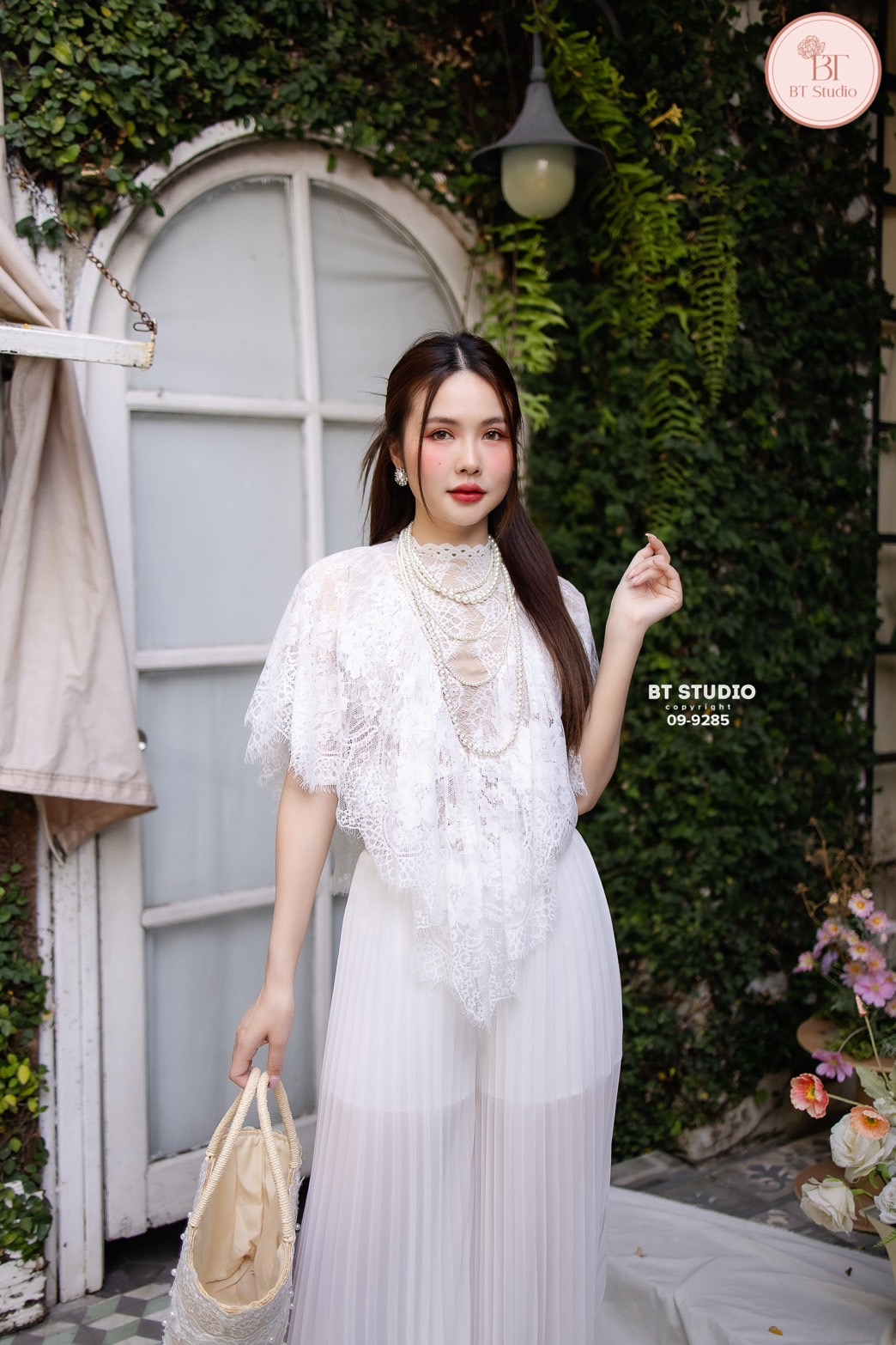 เซท 3 ชิ้น เสื้อลูกไม้แต่งระบายแขนและชายสามเหลี่ยมตรงกลางแต่งซับในสีเนื้อ ด้านหหน้าและหลัง มาพร้อมกางเกงขายาวอัดพรีทมีซับในขาสั้นด้านใน แต่งเข็มขัดมุกงานสวยมาก ๆ ค่ะ