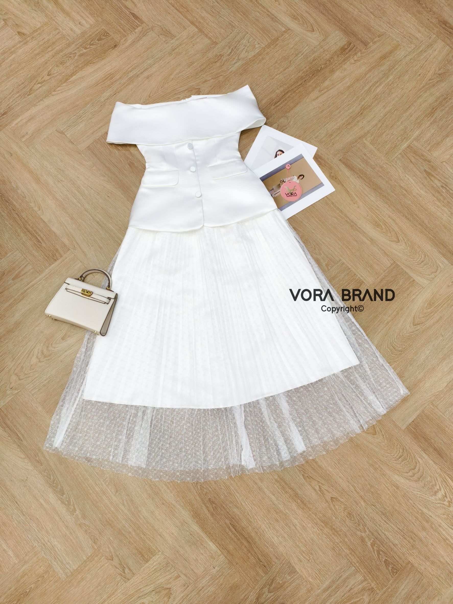 Set เสื้อปาดไหล่ แต่งกระดุมเรียงด้านหน้า ซิปด้านหลังใส่ง่ายค่ะ แต่งกระเป๋าด้านหน้า แมทช์กับกระโปรงยาวผ้าตาข่ายอัดพลีท เนื้อผ้าดีมีซับในทั้งชุดค่ะ สามารถแยกใส่กับชุดอื่นได้อีกเยอะเลยค่ะ ... ใส่ออกมาแล้วเป๊ะเว่อร์ แพทเทรินเนี๊ยบสุดๆ สามารถใส่ได้ในทุกโอกาสเล