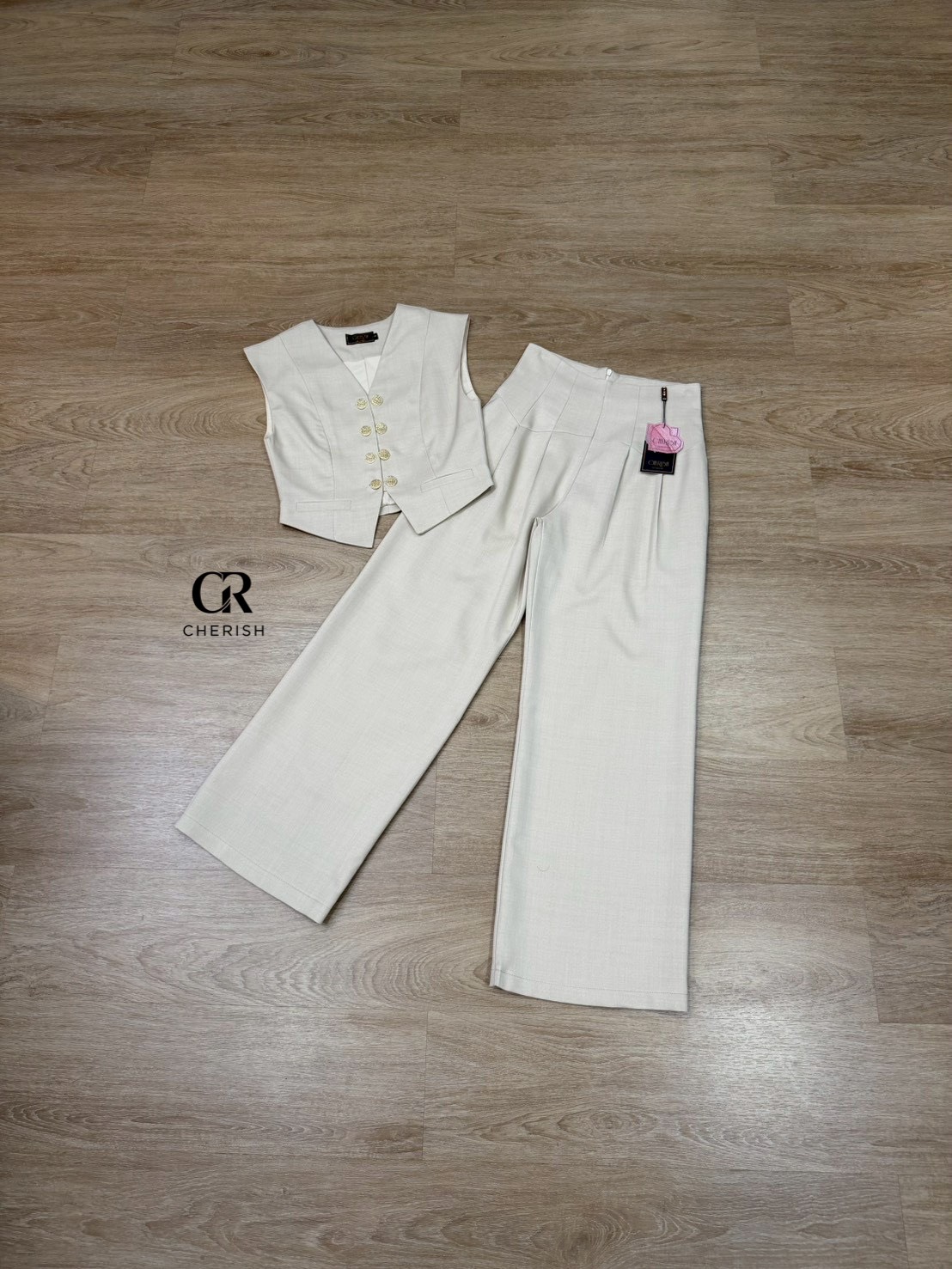 ชุดเซ็ท เสื้อ+กางเกง ตัวเสื้อคอวี แต่งกระดุมสีทองทำให้ดูเก๋มากยิ่งขึ้น มาพร้อมตัวกางเกงเอวสูงขากระบอกใหญ่ใส่สบาย มีกระเป๋า 2 ข้างใช้งานได้จริง ชุดสวยโดดเด่นแบบใหม่ ต้องมีนะคร่า