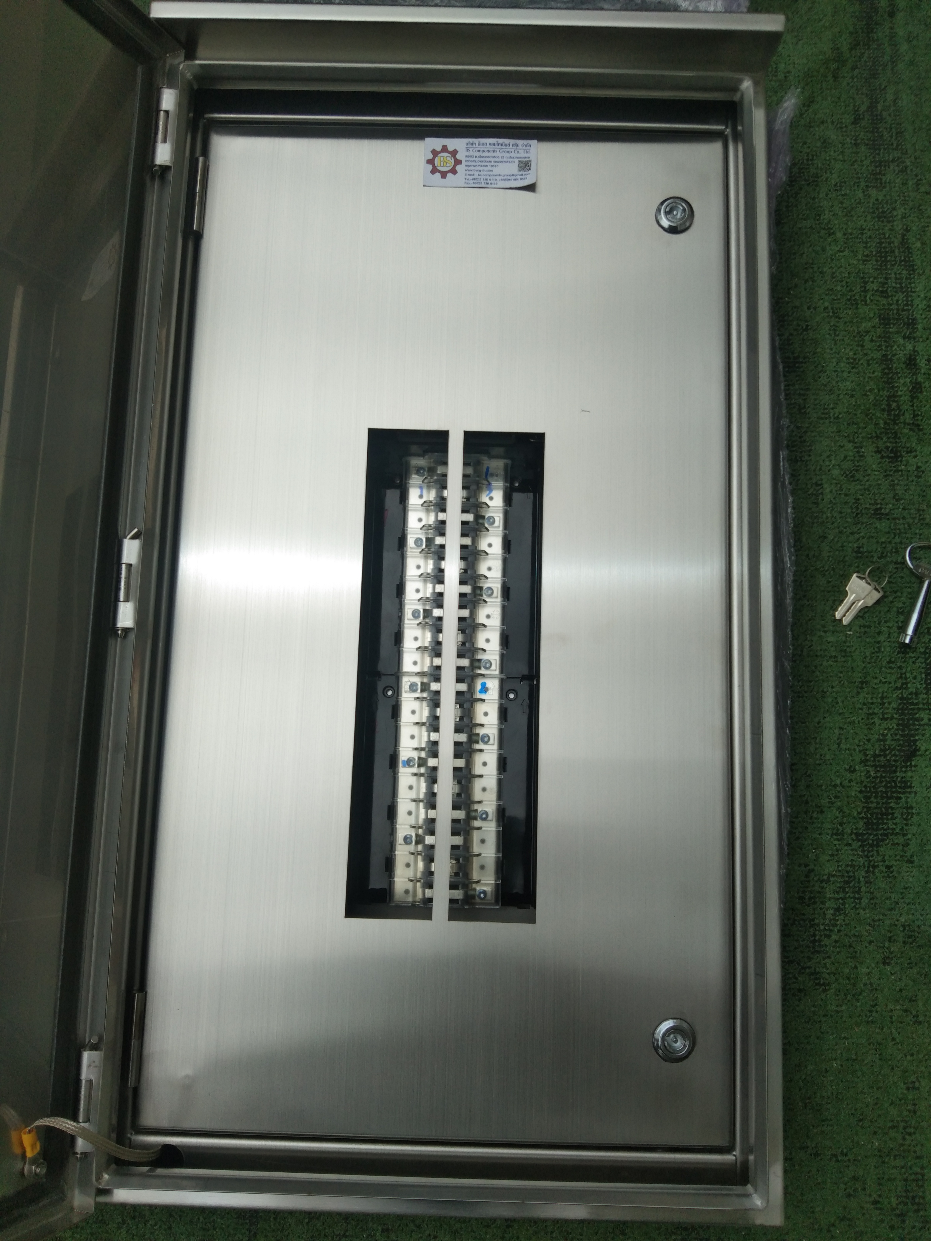 Main LUG 250A ตู้สแตนเลส 304 มีหลังคาสโลป W450xH800xD152mm. (36ช่อง)