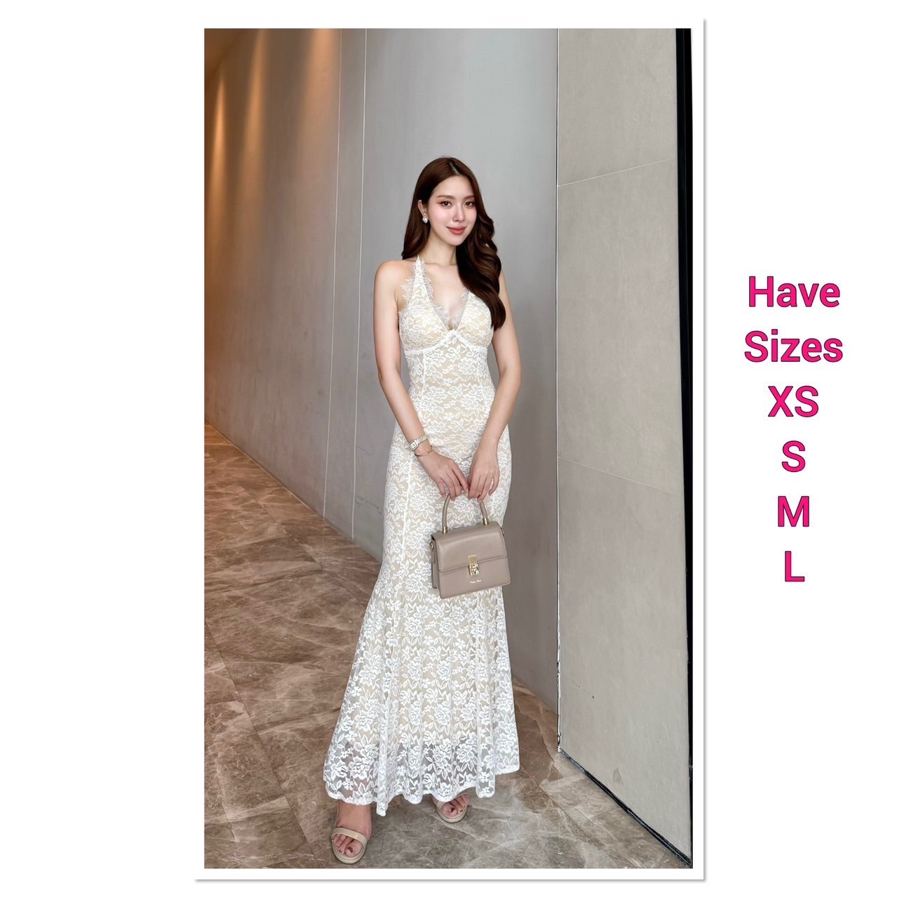 Maxiเดรสยาว คอวี ดีเทลแต่งสายผูกคอ แต่งระบายลูกไม้ตามขอบ อกเสริมฟองน้ำ ตัวเดรสทรงเข้ารูปสวย ชายกระโปรงทรงหางปลา งานเนื้อผ้าลูกไม้สีขาว ตัดกับชับในสีครีม