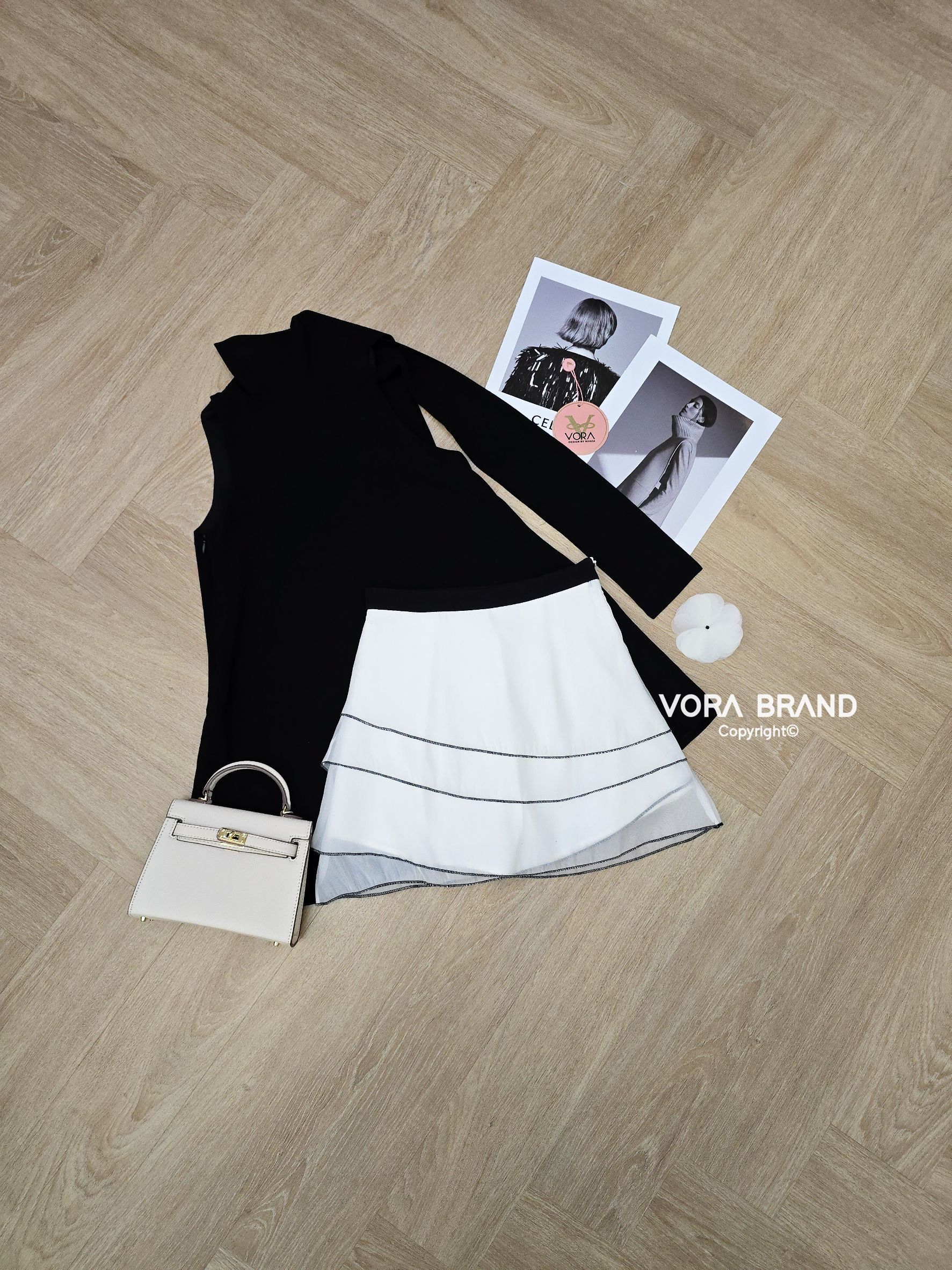 Set เสื้อแขนกุดคอวี ตัวยาว แต่งสายพาดคอ แต่งเข็มกลัดดอกไม้ เนื้อผ้าชีฟองมีซับใน ใส่สบายค่ะ มาพร้อมกระโปรงสั้นแต่งระบายชั้น แต่งดอกไม้ 3D ดอกใหญ่ด้านข้าง มีกางเกงขาสั้นด้านใน ผ้าหนา ไม่ต้องกลัวโป๊เลยค่า สามารถแยกใส่กับชุดอื่นได้อีกเยอะเลยค่ะ... ใส่ออกมาแล้