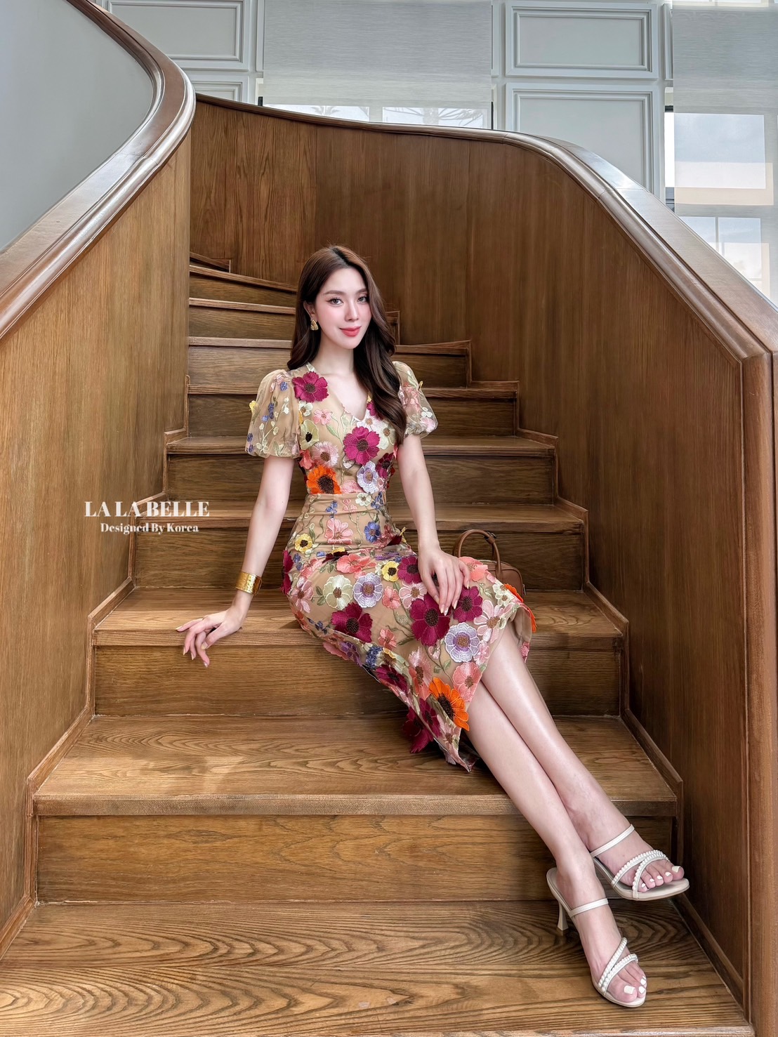 นเดรสคอวีแขนตุ๊กตาเอวเข้ารูปกระโปรงยาวทรงสอบมีซับในผ้าหนานุ่มอย่างดีทั้งชุดรวมถึงแขนด้วยค่ะตัดเย็บด้วยผ้าปักมวลดอกไม้ทั้งชุดหน้าหลังอย่างดีบวกกับดอกไม้ป๊อปอัพโดยการเย็บดอกไม้ทีละดอกทั่วทั้งชุดเย็บดอกไม้แน่นให้อย่างดีทำให้ชุดดูหรูหรา