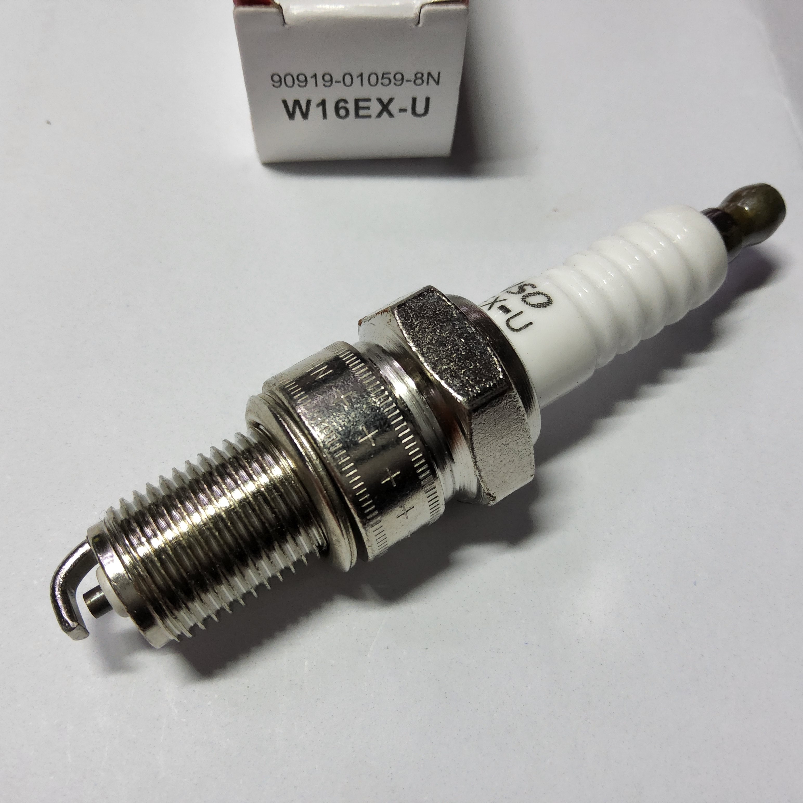 หัวเทียน DENSO ( W16EX-U ) เกลียวยาว บ็อก NO 21 ราคาตัวละ [ ระยะการใช้งาน 20000 - 30000 กม. ]