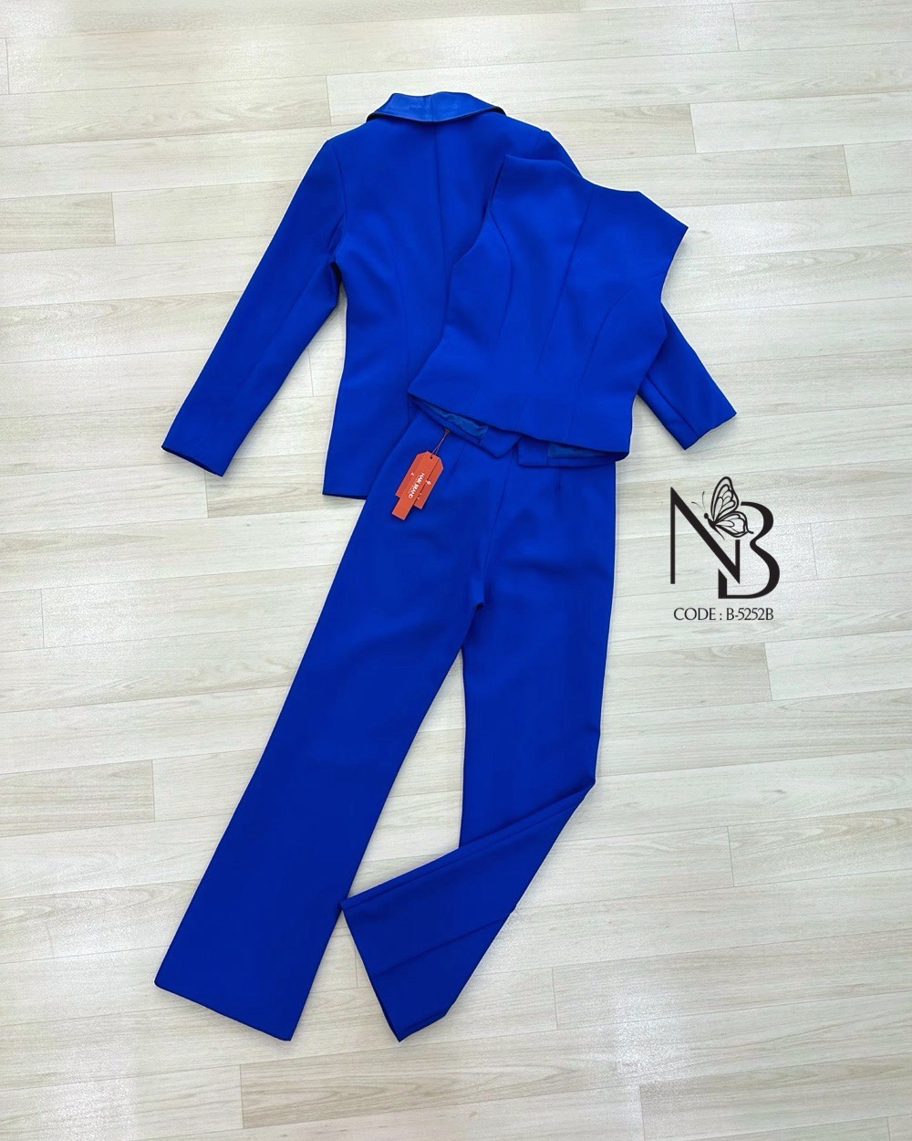 Set 3 ชิ้น ผ้าดีงาม สีดำแบบทางการ 🖤เสื้อสูทแขนยาวปกคอเงา ช่องกระเป๋าแต่งเงาใช้งานได้จริง กระดุม 4 เม็ด 🖤เสื้อกั้กกระดุม 2 เม็ด ช่องกระเป๋าแต่งเงาใช้งานได้จริง มีฟองน้ำมาให้ด้วยนะ 🖤กางเกงขายาวทรงกระบอก งานซิบหลัง ตีเกล็ตด้านหน้า มีช