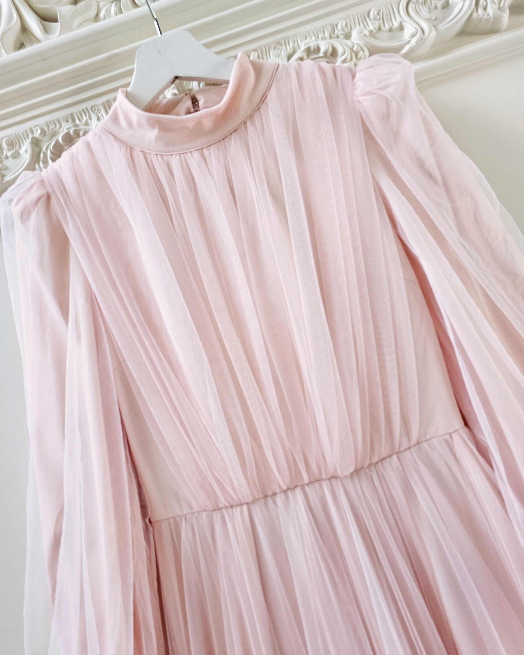 Label : LUXE แม็กซี่เดรสเสื้อคอปีนแขนยาว กระโปรงบานต่อชายรูดระบายรอบตัว มีโบว์ผูกเอว คัตติ้งประณีต มีซิปซ่อนและซับในเต็มตัวรวมแขนเสื้อ ทำจากผ้าเน็ตเนื้อนุ่ม ใส่สบายไม่ระคายผิวค่ะ