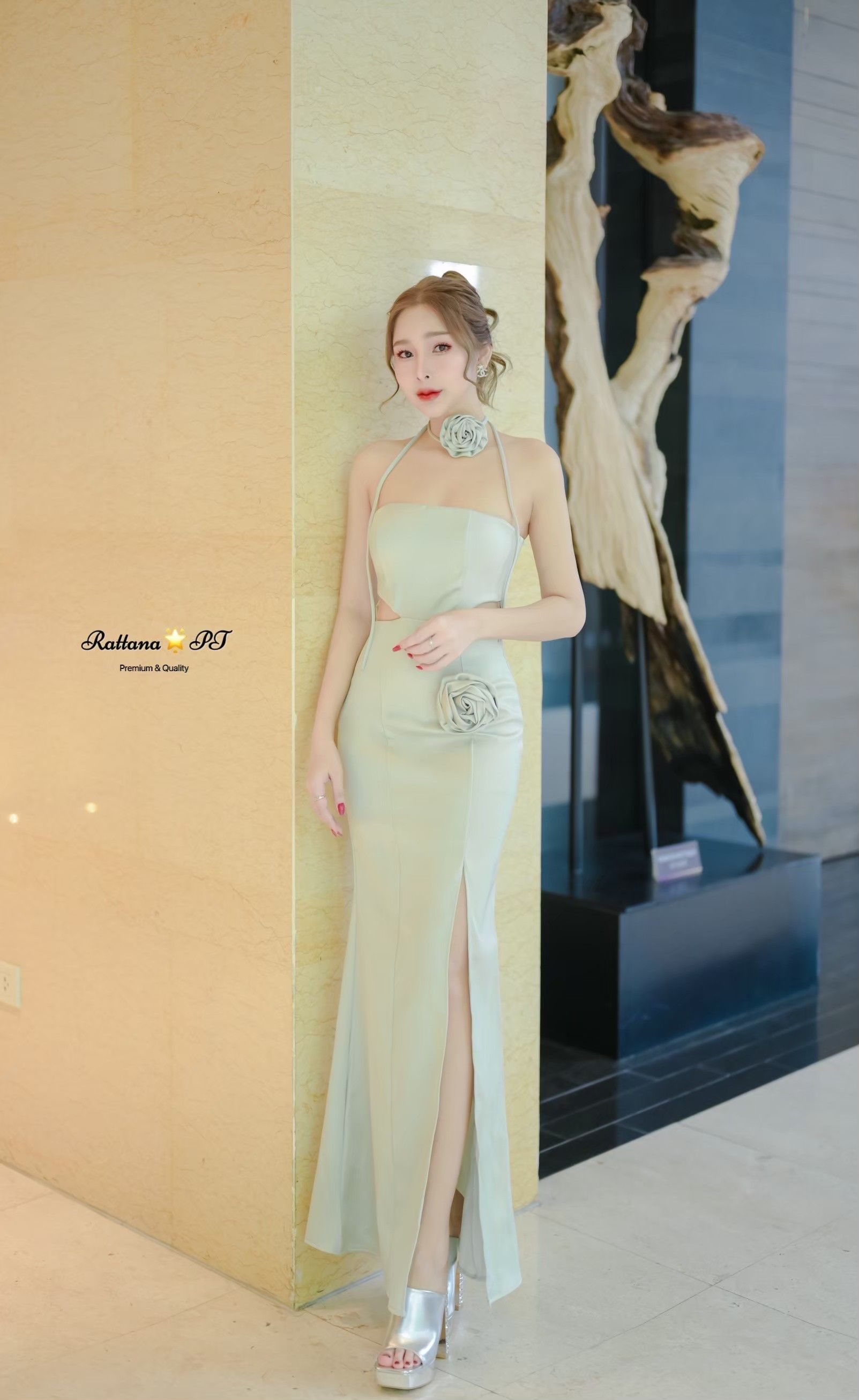 ชุดเดรสยาวสีเขียวมิ้น แต่งด้วยดอกไม้ผูกที่คอ และมีดอกไม้สามารถและถอดออกได้ติดตรงไหนก็ได้ เว้า2ข้างที่เอวสวยเก๋มาก ชุดมีซับในอย่างดี หน้าอกมีฟองน้ำ มีกันลื่นที่หน้าอก ผ่าด้านข้าง ชุดมีซิบด้านหลัง เนื้อผ้าซาติอย่างดีสวยดูแพง ใส่แล้วขับผิวให้สว่างขาวดูมีออร่