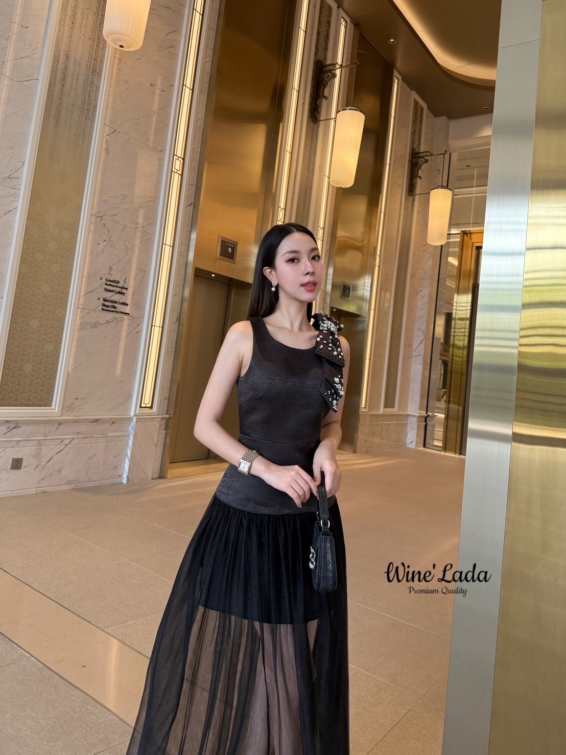 เดรสแขนกุดตัดต่อด้วยชีฟอง ไหล่แต่งโบว์ใหญ่โก้เก๋ เพิ่มความหรูหรา ทรงสวย เรียบหรู หน้าอกมีฟองน้ำ มีซิปหลังสวมใส่ง่าย ผ้าดีทรงสวยมากค่ะ เป๊ะและเข้ารูป ใส่แล้วผอมเพียว สวย ซับในทั้งตัว ใครได้ลองแล้วจะหลงรักค่าา รับรองคุ้มเว่อร์ งานสวยมากค่ะ #Wine'Lada