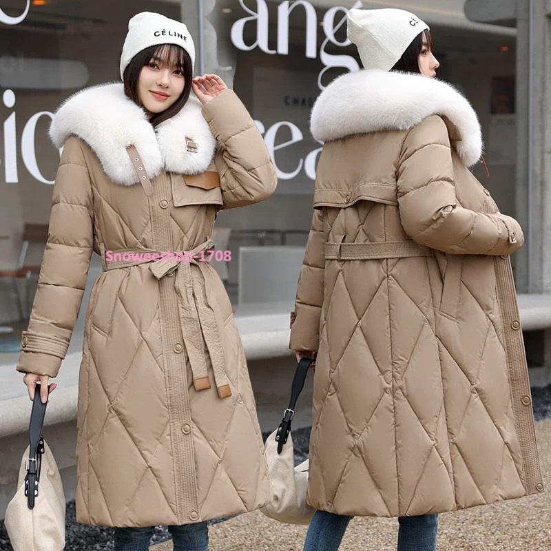 Down Jacket for Girls เสื้อโค้ทผ้าฝ้ายผสมเส้นใยโพลีเอสเตอร์เคลือบสารสะท้อนน้ำ เสื้อกันหนาวความยาวปานกลาง แต่งขนเฟอร์สำหรับใส่กันหนาวอุณหภูมิติดลบ ทรงสลิมเข้ารูปพร้อมเข็มขัดผูกเอว ปกเฟอร์หนานุ่ม มี 4 สี