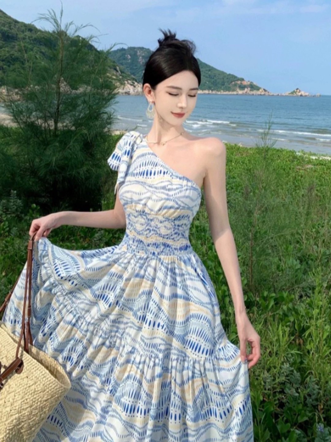 Maxi เดรสไหล่เดียว แต่งสายผูกโบว์ช่วงไหล่ ช่วงเอวเป็นสม๊อค เข้ารูปสวย ตัวกระโปรงแต่งระบายบานออก พริ้วๆ งานสวย เนื้อผ้าพิมพ์ลายโดดเด่น มีชับใน ซัมเมอร์นี้ห้ามพลาด