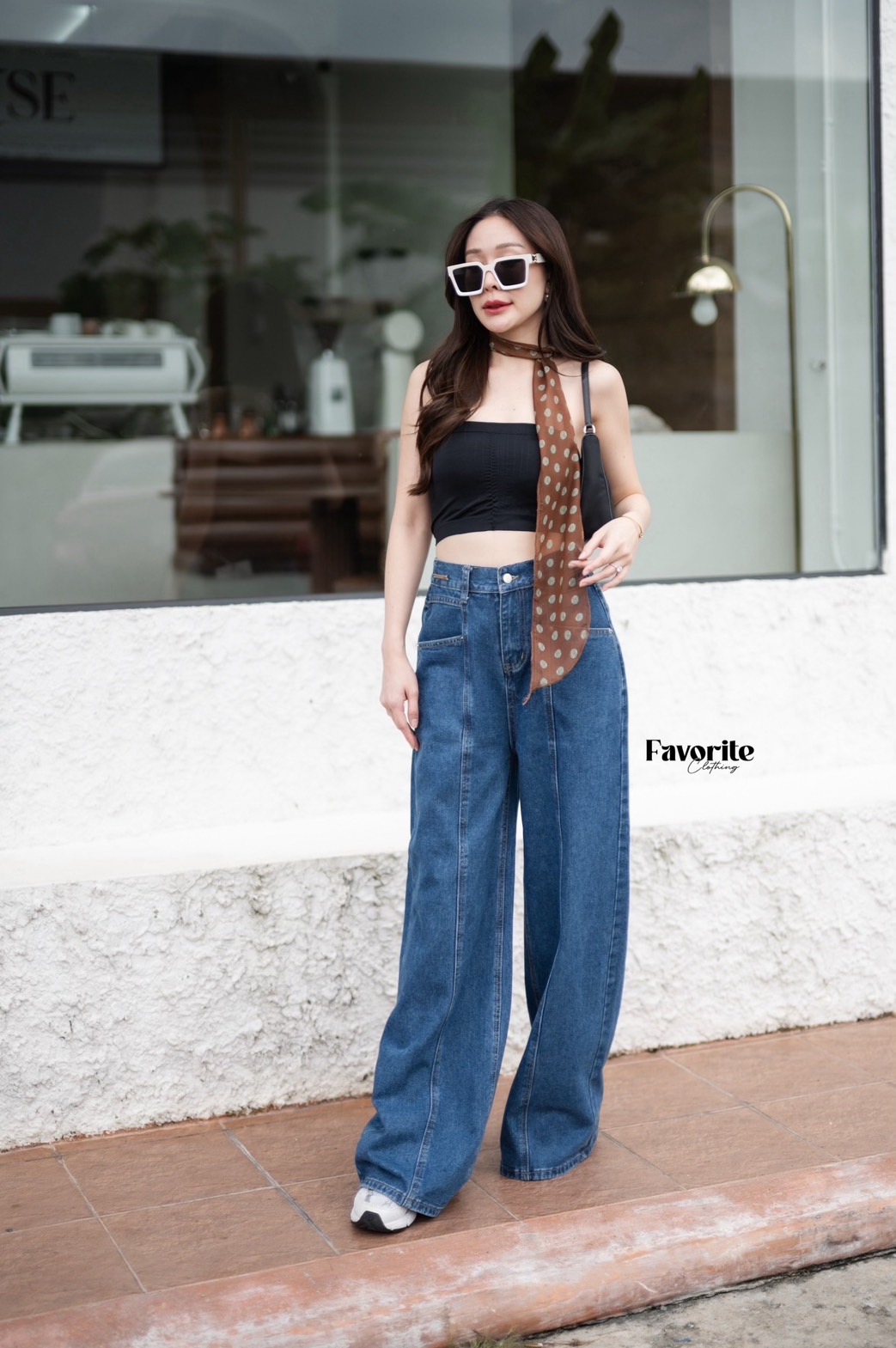 กางเกงยีนส์ขายาว❣️ กางเกงยีนส์ขายาว แต่งตีเกล็ดด้านหน้า เอวดึงยางสม็อคด้านหลัง งานผ้ายีนส์สวยมาก ใส่แล้วทรงสวยมากค่า มาพร้อมผ้าผูกลายจุด เก๋มากค่า แล้วแต่เราจะmix and match เลยค่ะ ห้ามพลาดเลย!!!!! (Free Polka dot fabric)