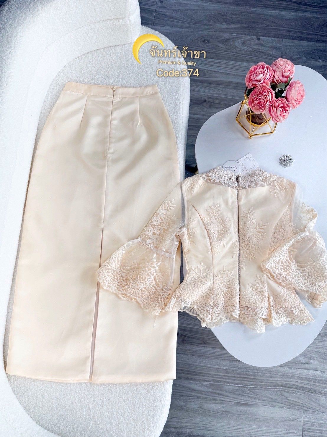 ชุดเซตลูกไม้+ผ้าถุง เรียบหรูดูแพง เนื้อผ้าดีมาก เสื้อลูกไม้สวยหรู มีเข็มกลัดติดที่หน้าอก สามารถถอดออกได้ หน้าอกมีฟองน้ำ มีซับใน มีซิบด้านหลัง มาคู่ผ้าถุงทรงสวย มีซับในอย่างดี จะใส่ไปงานบุญ งานบวช งานแต่ง ชุดนี้เหมาะสมมาก หรอใส่ออกงาน ดูดีมาก
